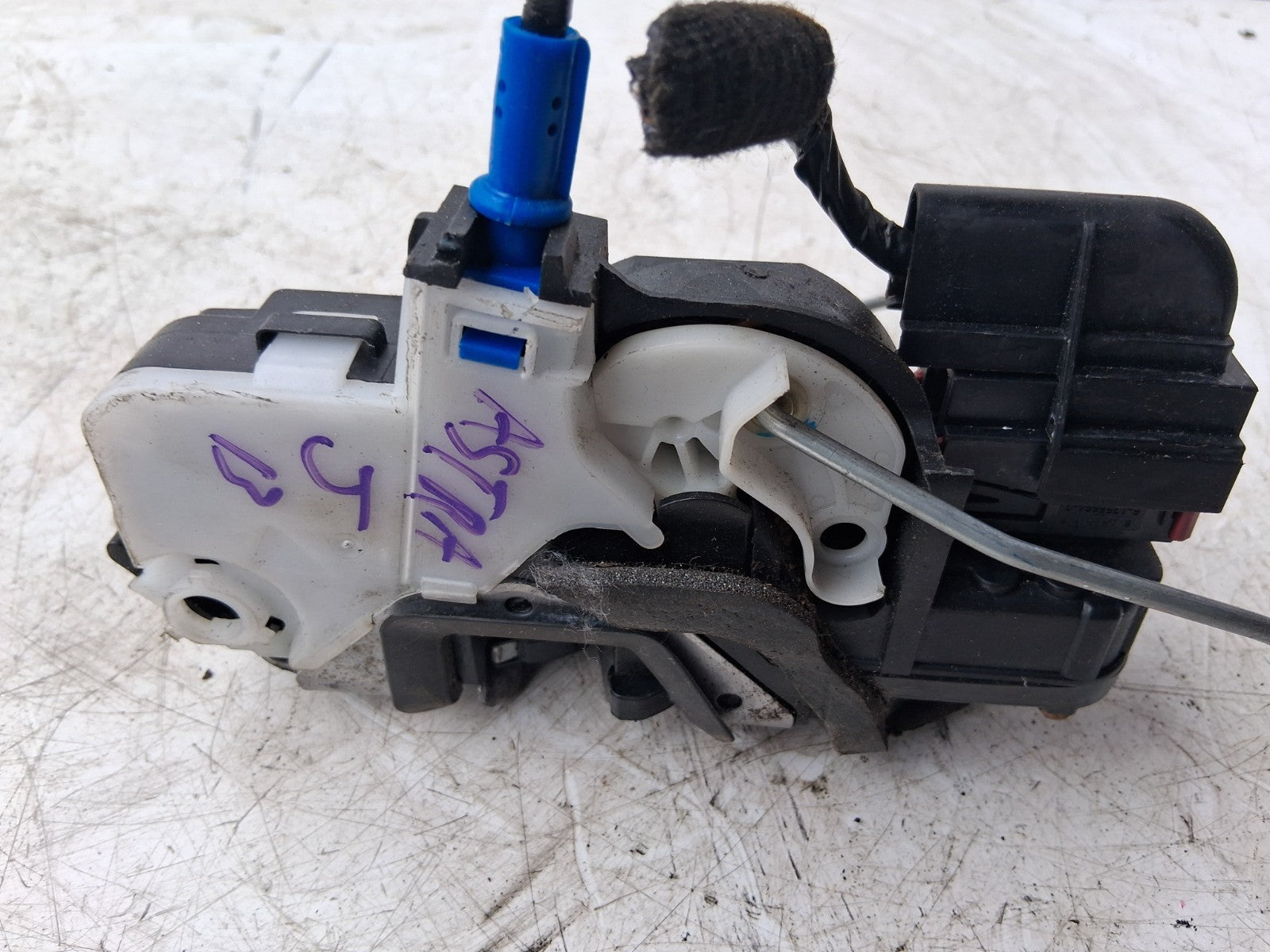 2013 VAUXHALL ASTRA J OSF DRIVER SIDE FRONT RIGHT DOOR LOCK MECHANISM 3023880