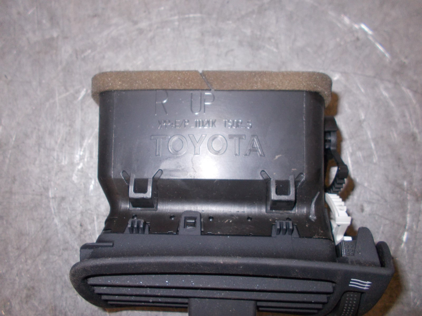 TOYOTA AVENSIS T250 2007 MK2 NS PASSENGER SIDE AIR VENT