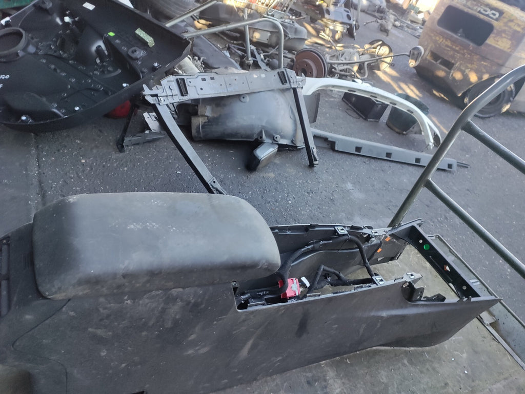 2019 CITROEN C4 CENTRE CONSOLE WITH LEATHER ARMREST VENTS
