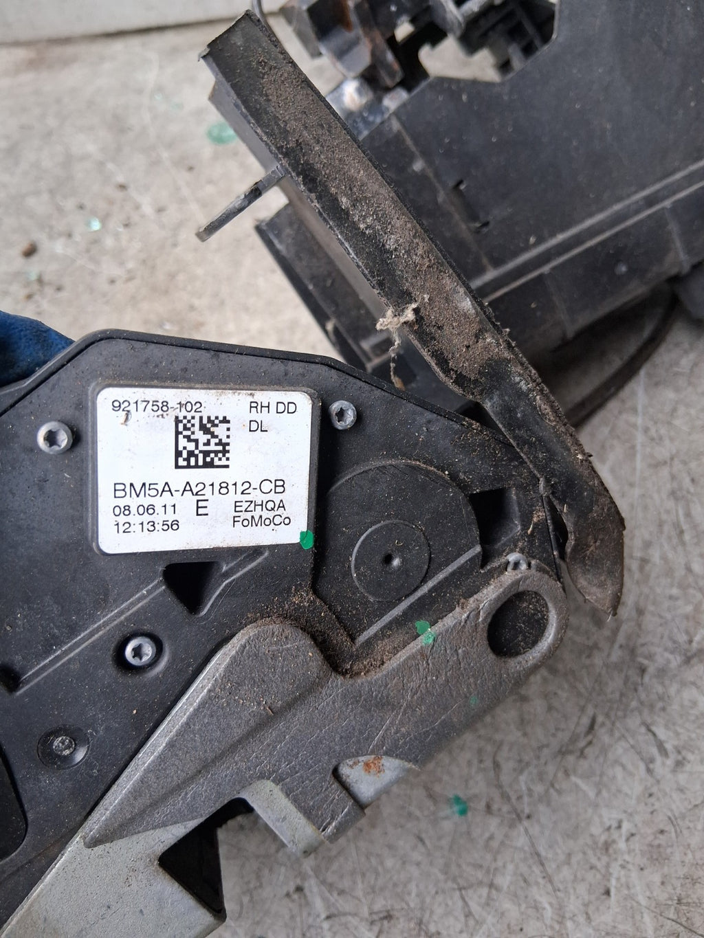 2011 FORD FOCUS DOOR LOCK CATCH MECHANISM 921758-102