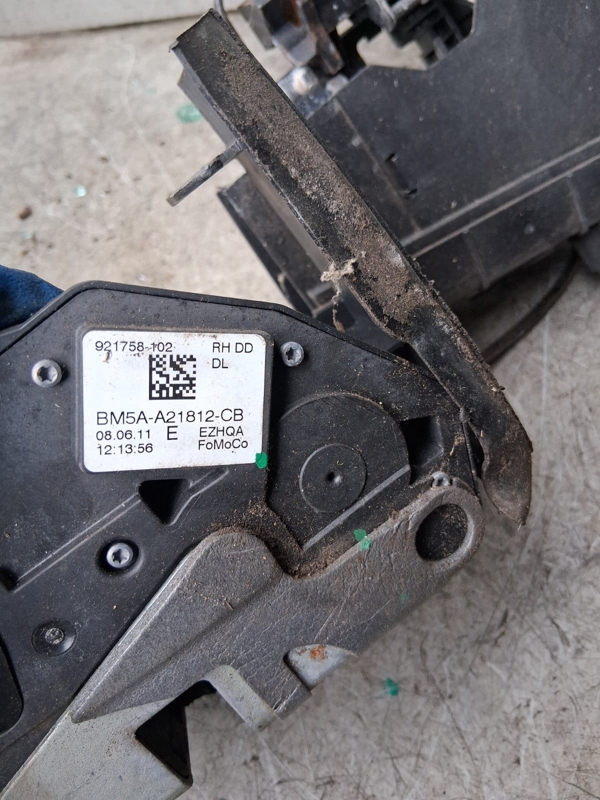 2011 FORD FOCUS DOOR LOCK CATCH MECHANISM 921758-102
