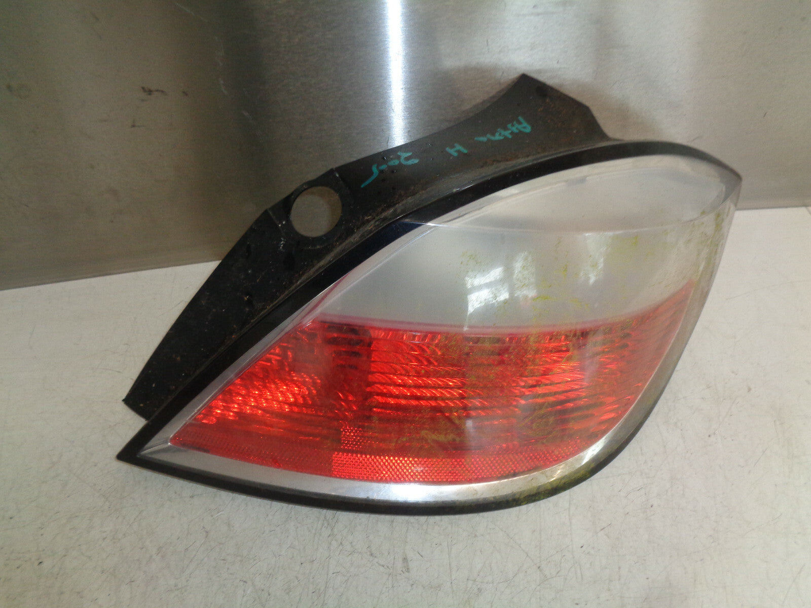 VAUXHALL ASTRA H MK5 2006 OSR DRIVER SIDE REAR TAIL LIGHT CLUSTER