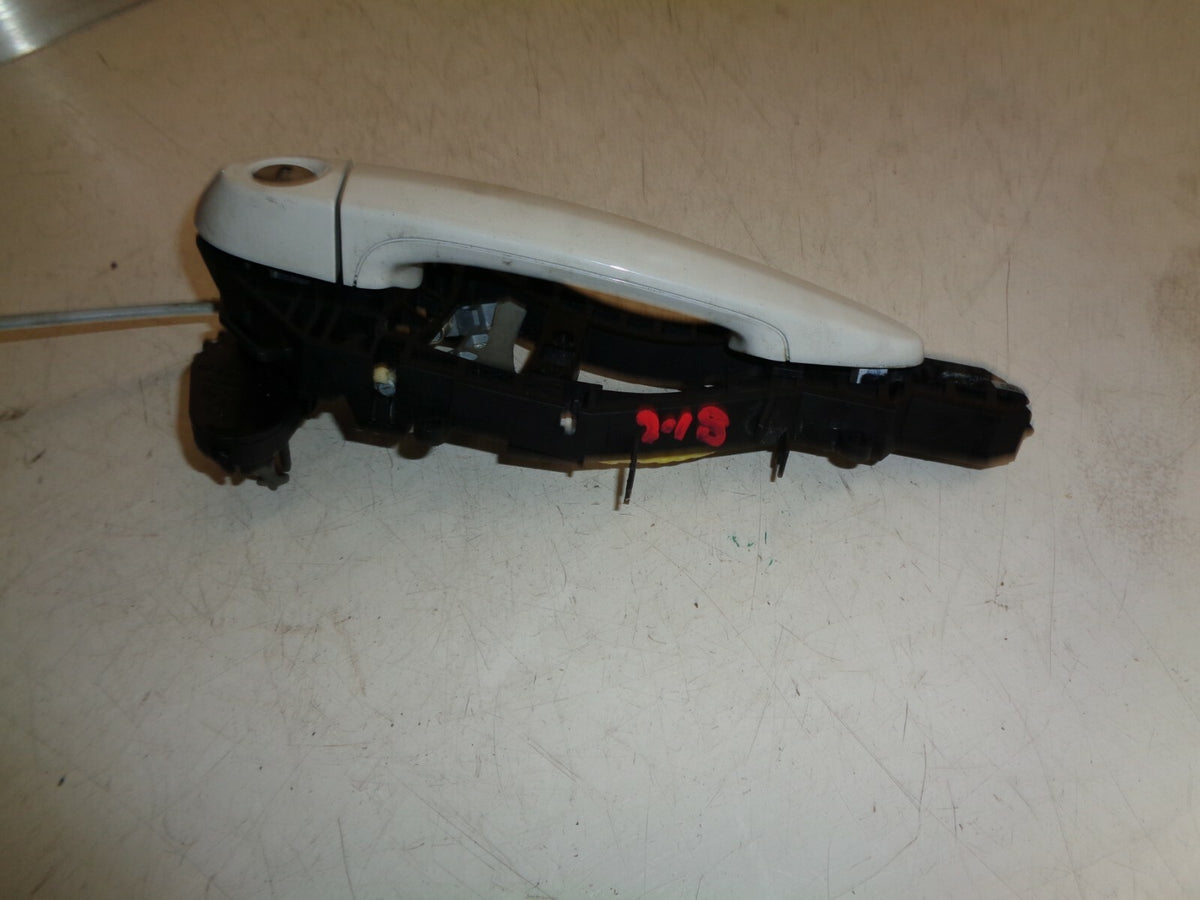 BMW 1 SERIES F21 2018 3DOOR OS DRIVER SIDE DOOR EXTERIOR HANDLE + BRACKET WHITE