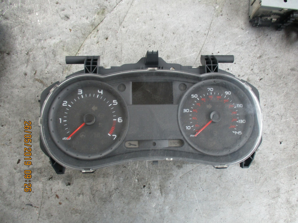 RENAULT CLIO MK3 1.1 CLOCKS SPEEDO INSTRUMENT CLUSTER 8200316825K