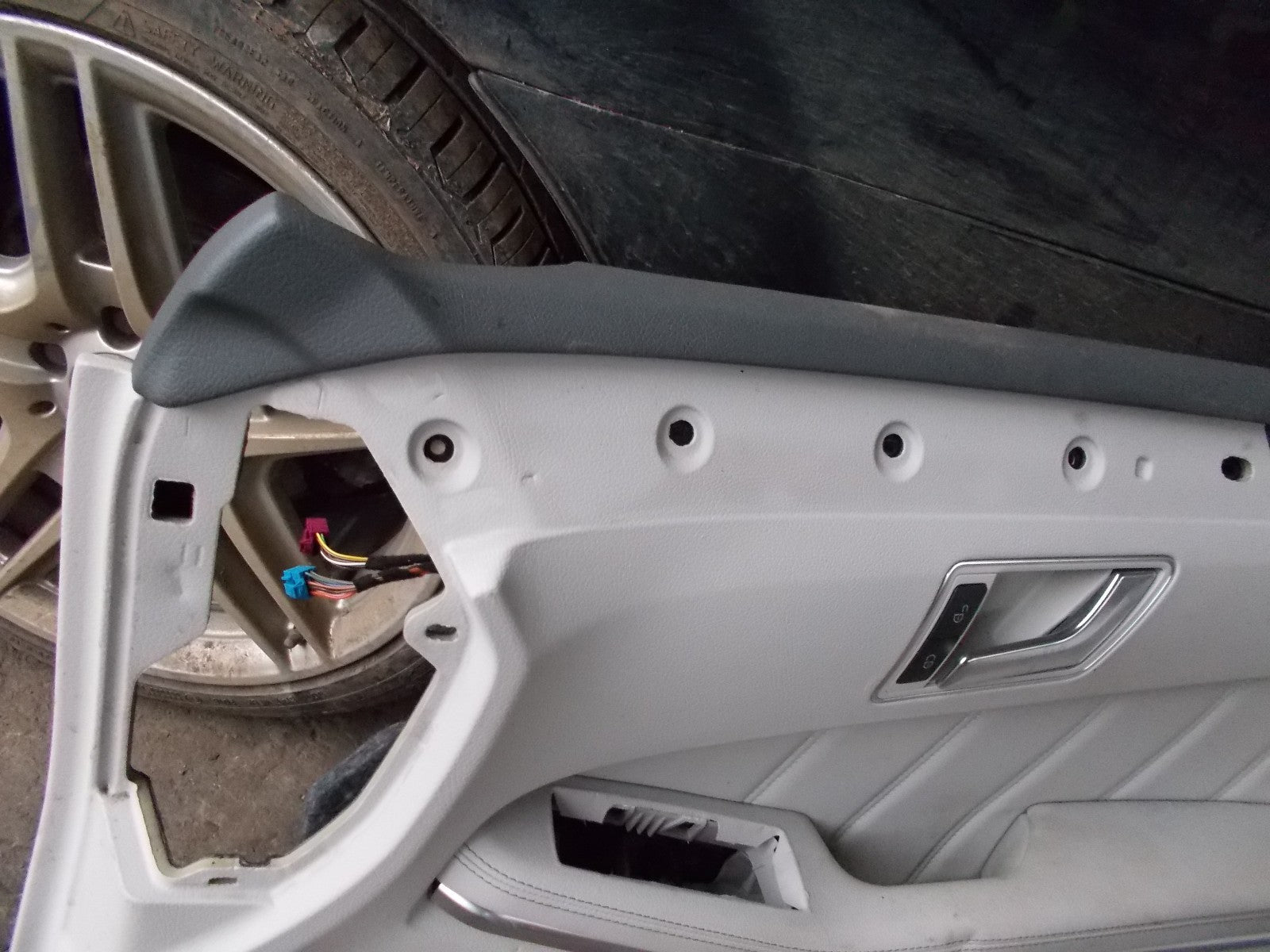 MERCEDES E CLASS W212 2016 OSF DRIVERS SIDE FRONT DOOR CARD WHITE