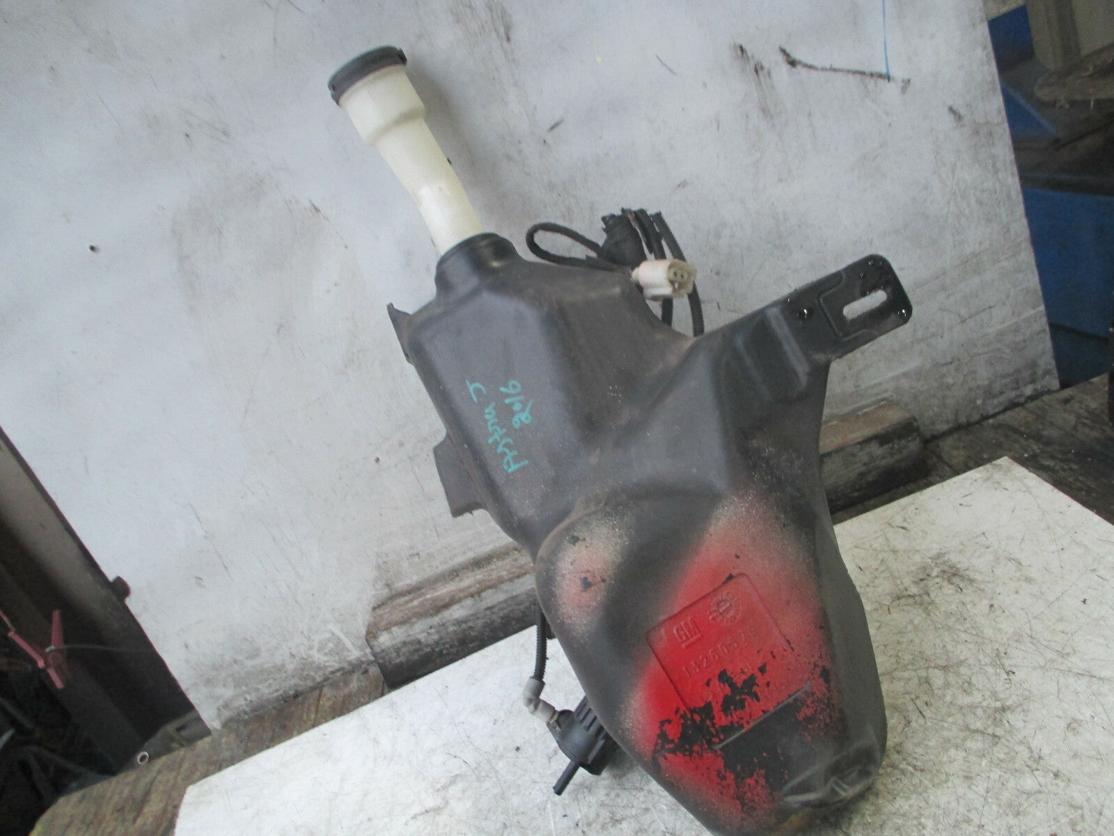 VAUXHALL ASTRA J MK6 2016 FRONT WINDSCREEN WASHER WATER BOTTLE 13260579