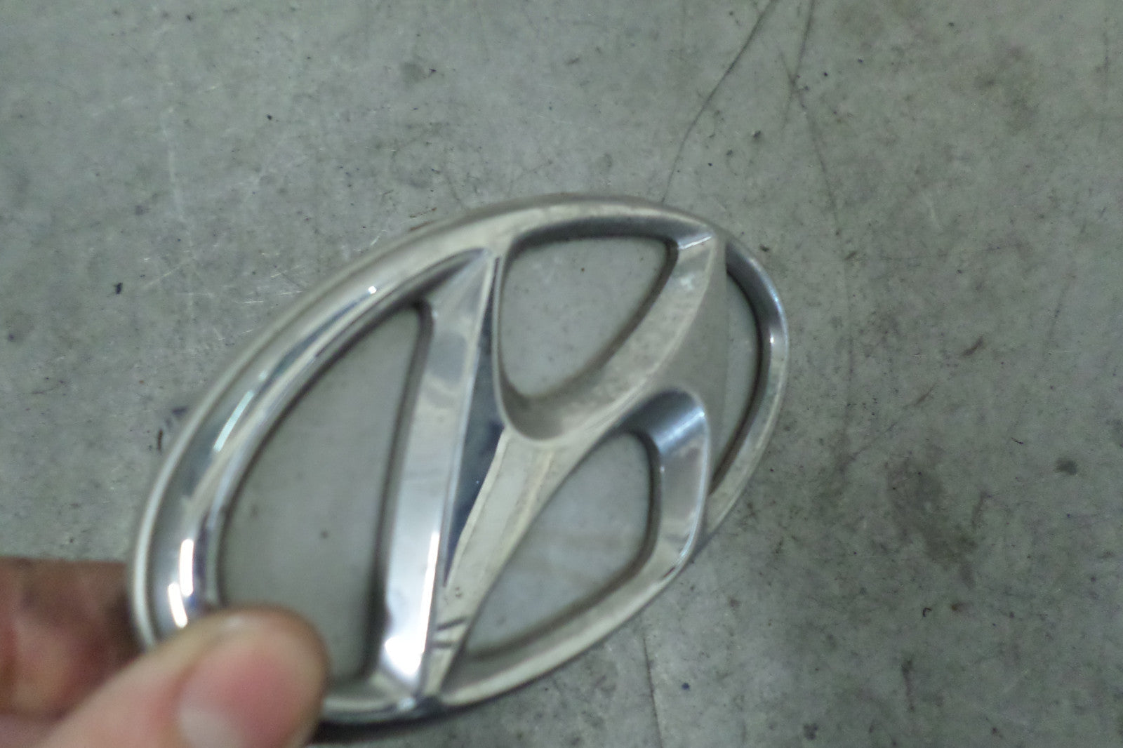 HYUNDAI i30 GD MK2 2016 TAILGATE BOOT BOOTLID GARNISH BADGE EMBLEM 87311-A6000