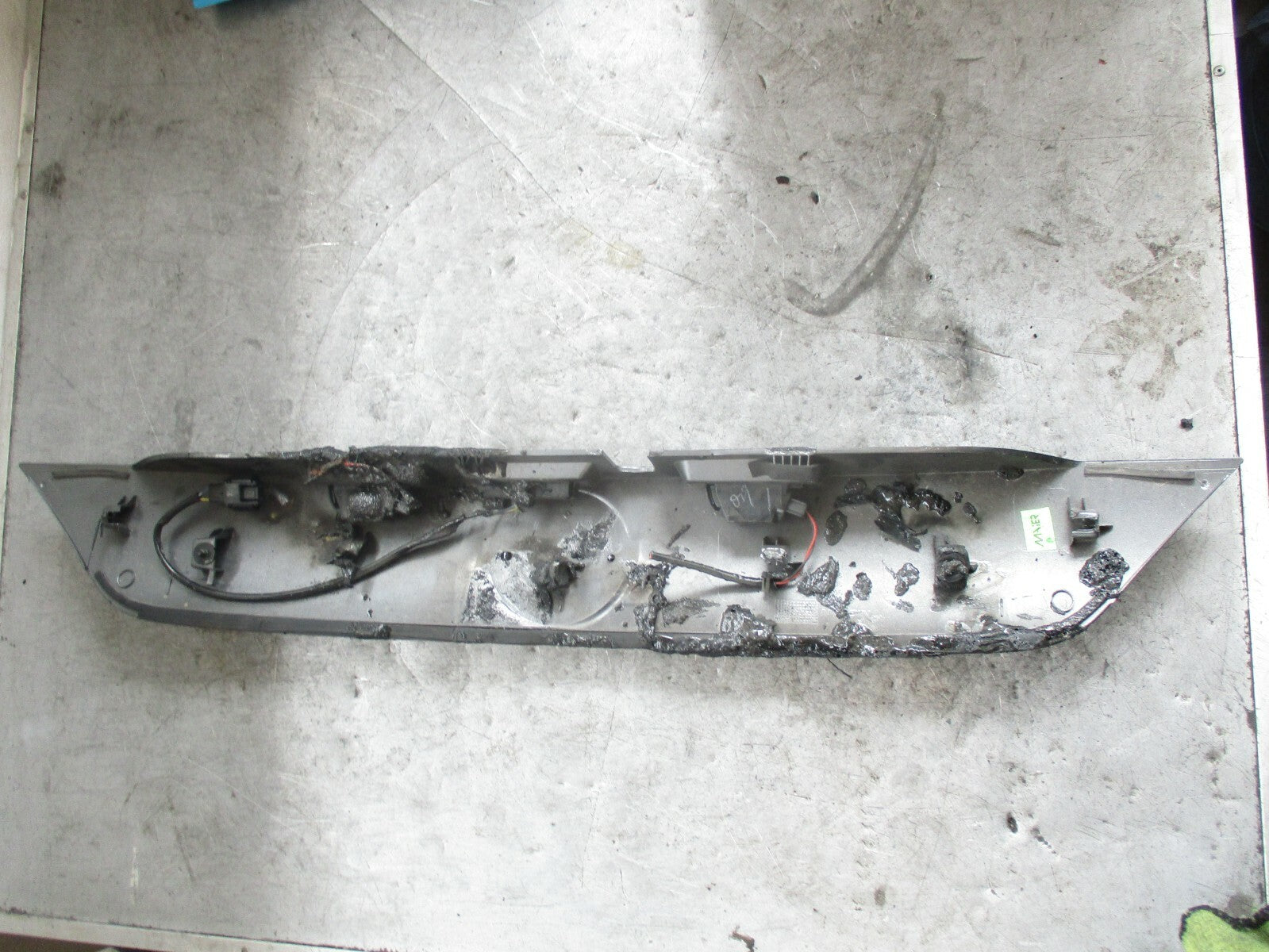 NISSAN QASHQAI J11 (MK2) REAR LICENSE PLATE LIGHT PANEL GREY (DAMAGED)
