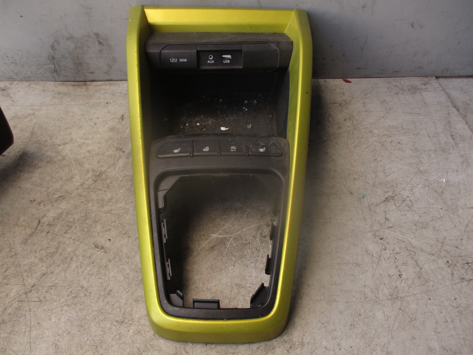 2018 KIA STONIC CENTRE CONSOLE GEAR SURROUND TRIM AUX USB SWITCHES 84630
