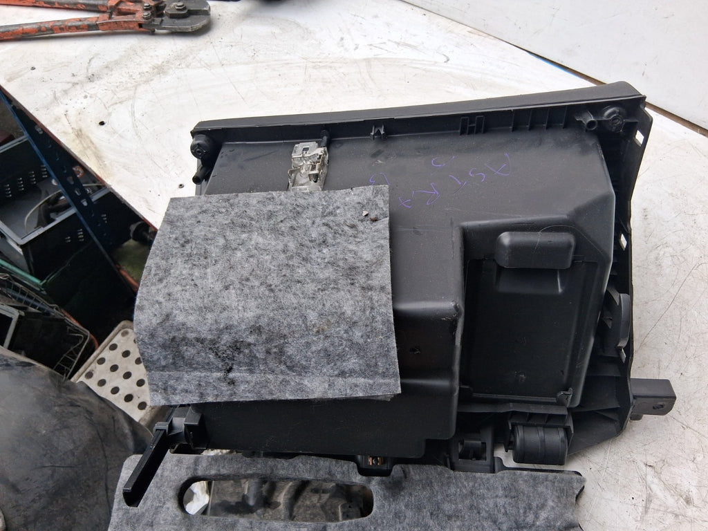 2013 VAUXHALL ASTRA J FRONT STORAGE COMPARTMENT GLOVEBOX 13373797