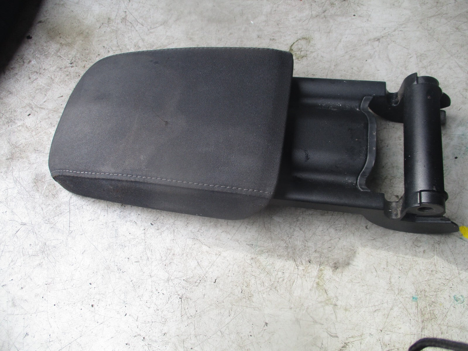 2017 VOLKSWAGEN GOLF MK7 CENTER ARM REST & REAR TRIM
