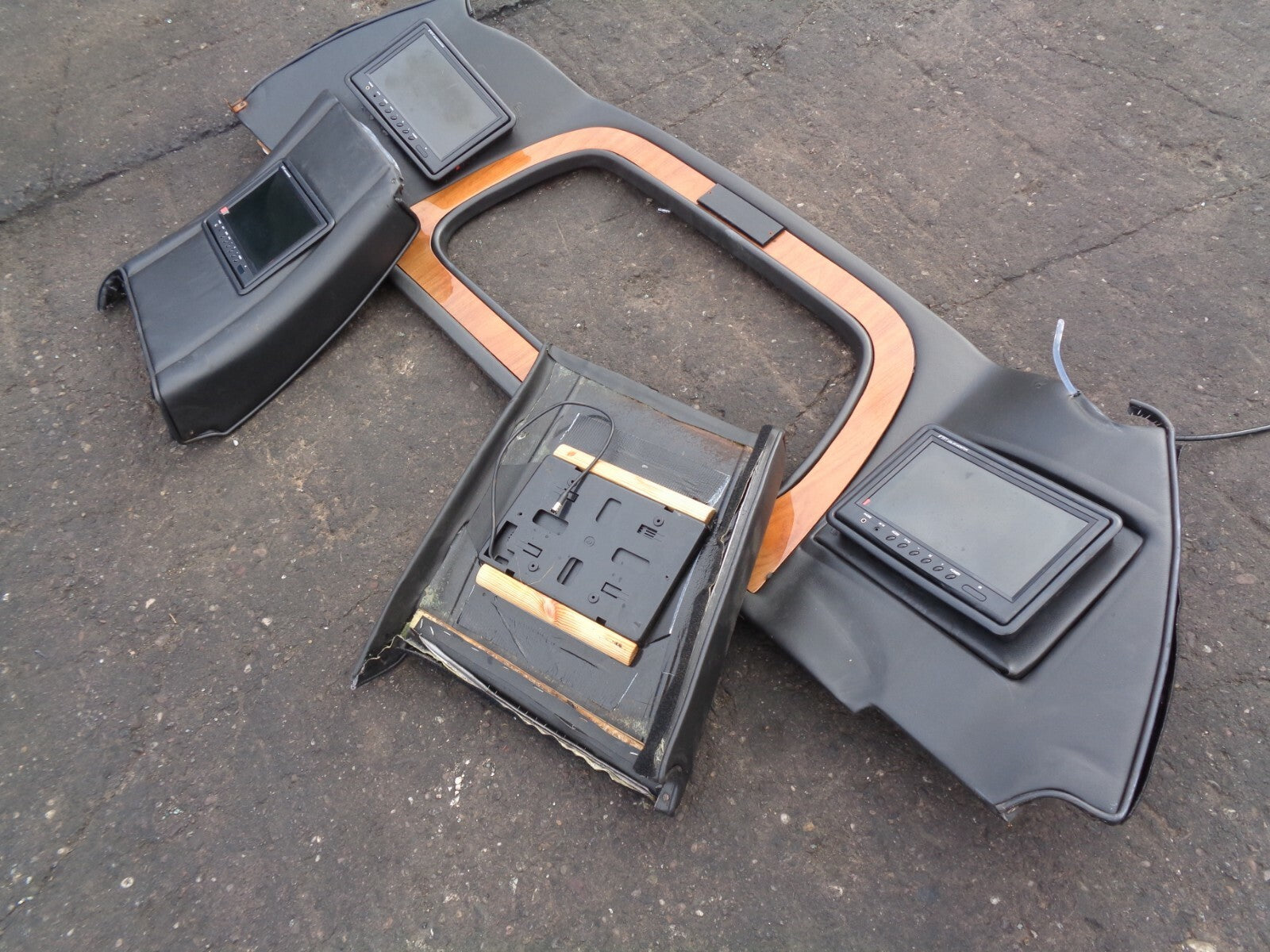 LINCOLN TOWN CAR LIMOUSINE PASSENGER DISPLAY SCREENS WITH TRIMS