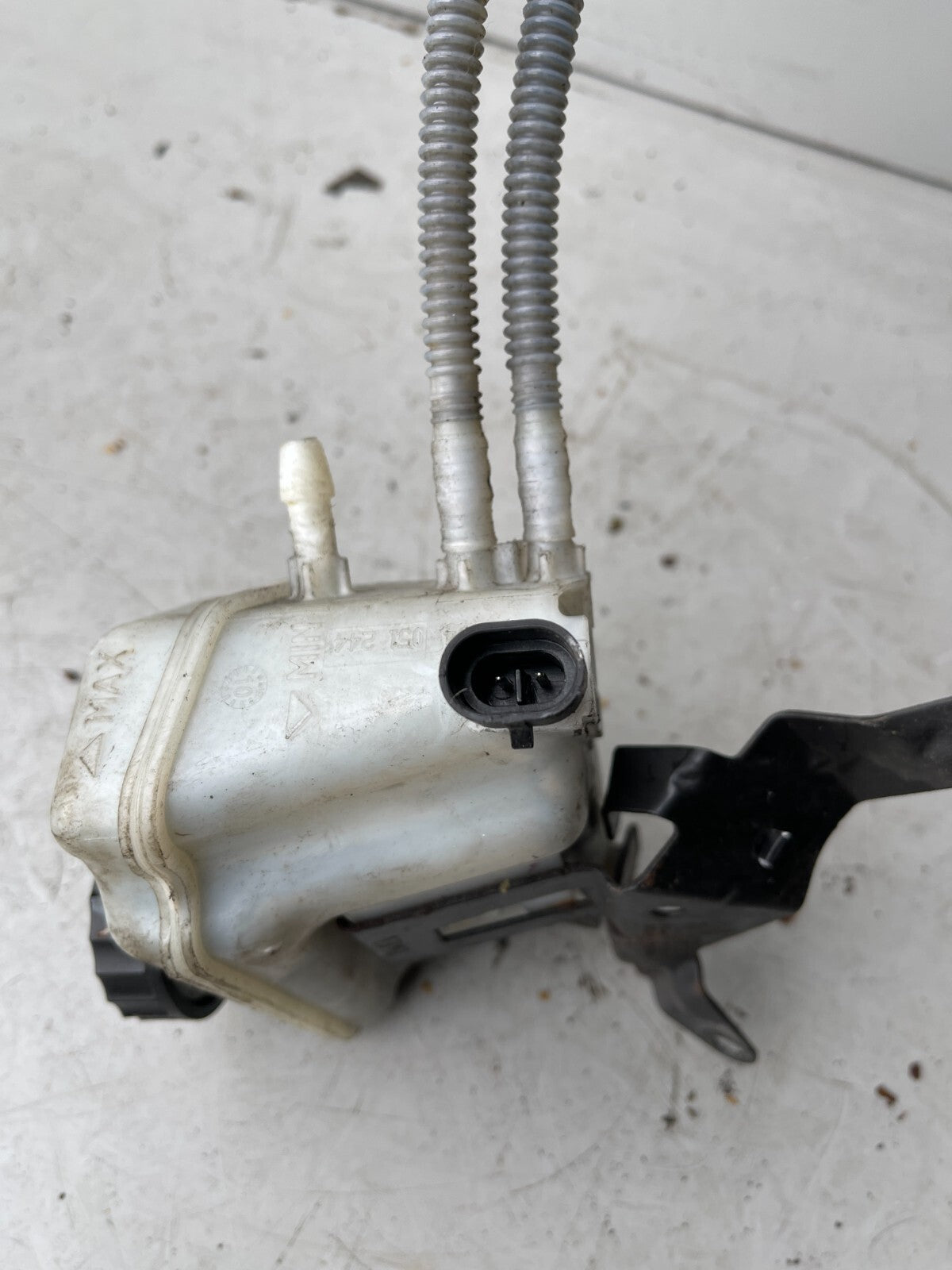 VAUXHALL CORSA E BRAKE FLUID RESERVOIR 55701378
