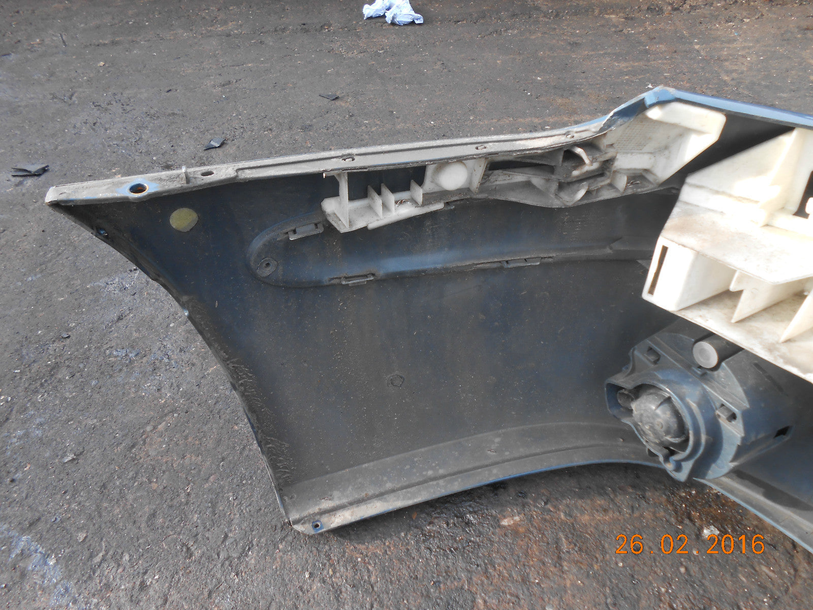 RENAULT CLIO 1999 MK2 FRONT BUMPER WITH FOG LIGHTS IN BLUE GREEN