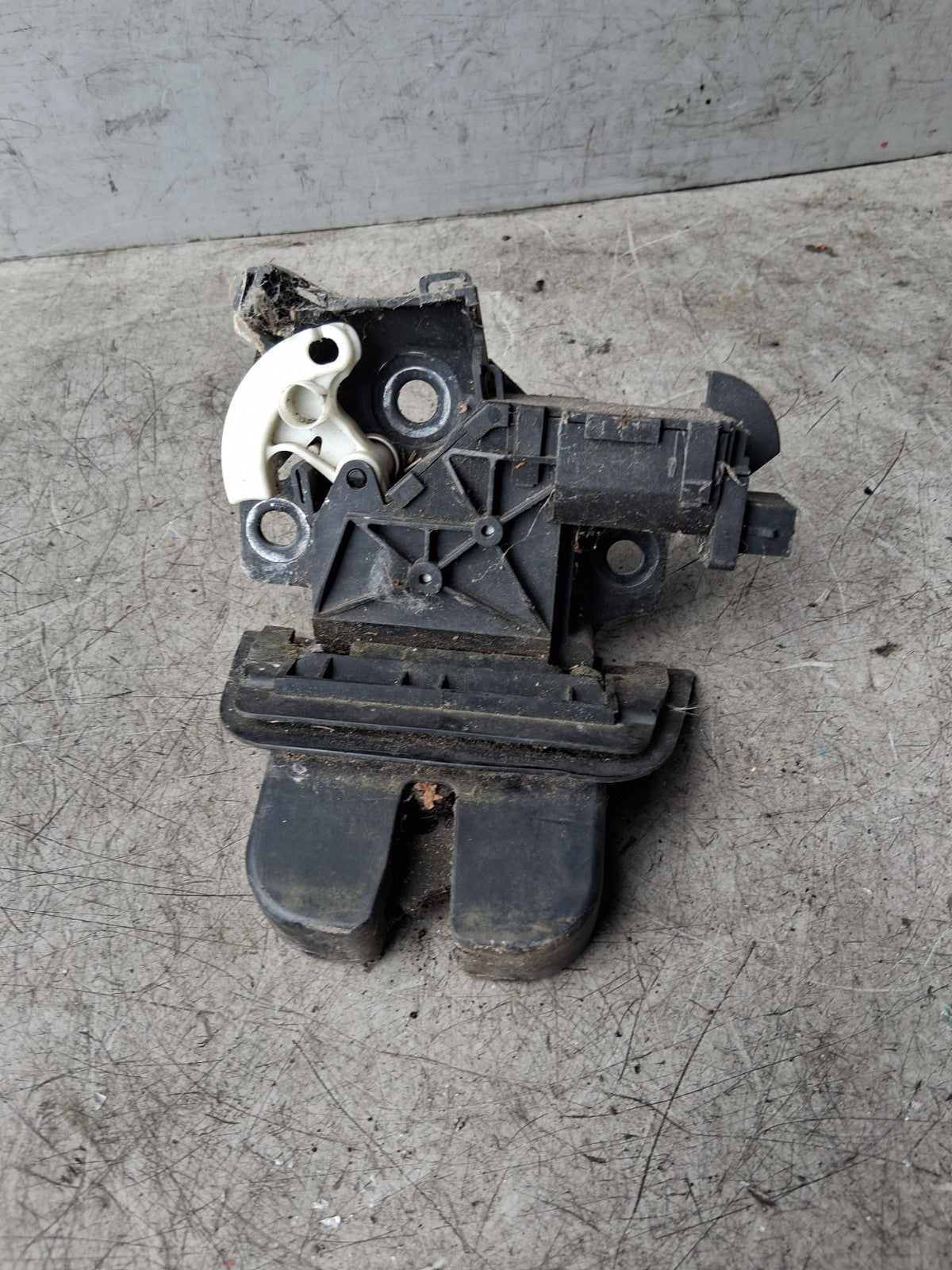 2011 AUDI A4 TAILGATE BOOTLID REAR LOCK MECHANISM