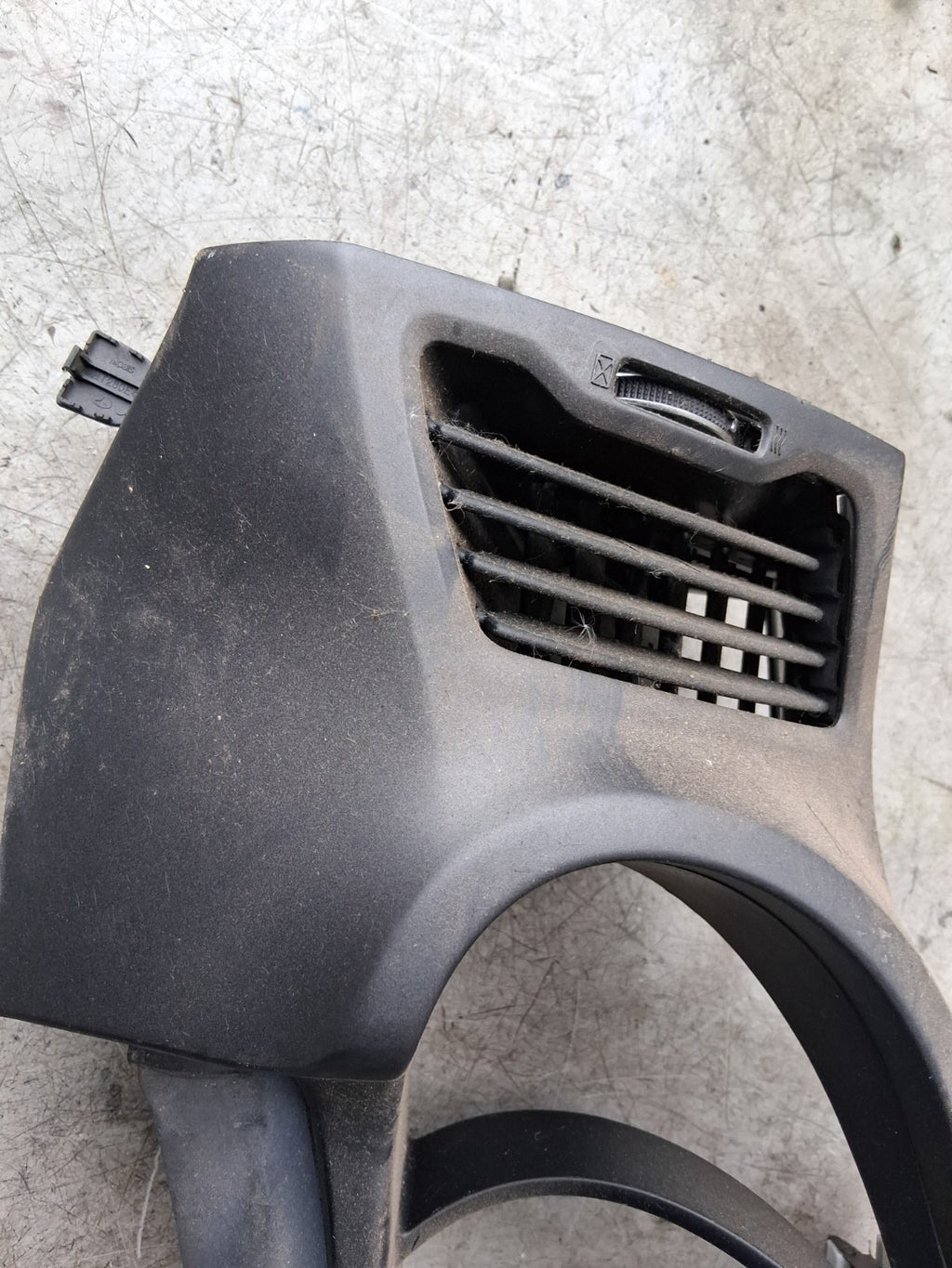 KIA SPORTAGE MK3 2012 FRONT DASHBOARD CENTRE AIR VENT TRIM PANEL