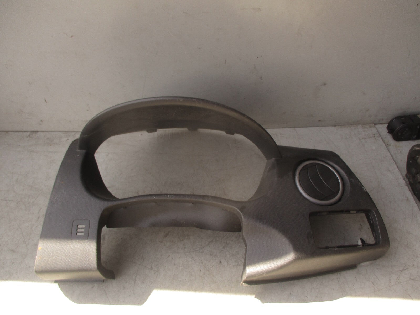 2008 SUZUKI SWIFT SPEEDO SPEEDOMETER DASHBOARD SURROUND TRIM 7331162J0