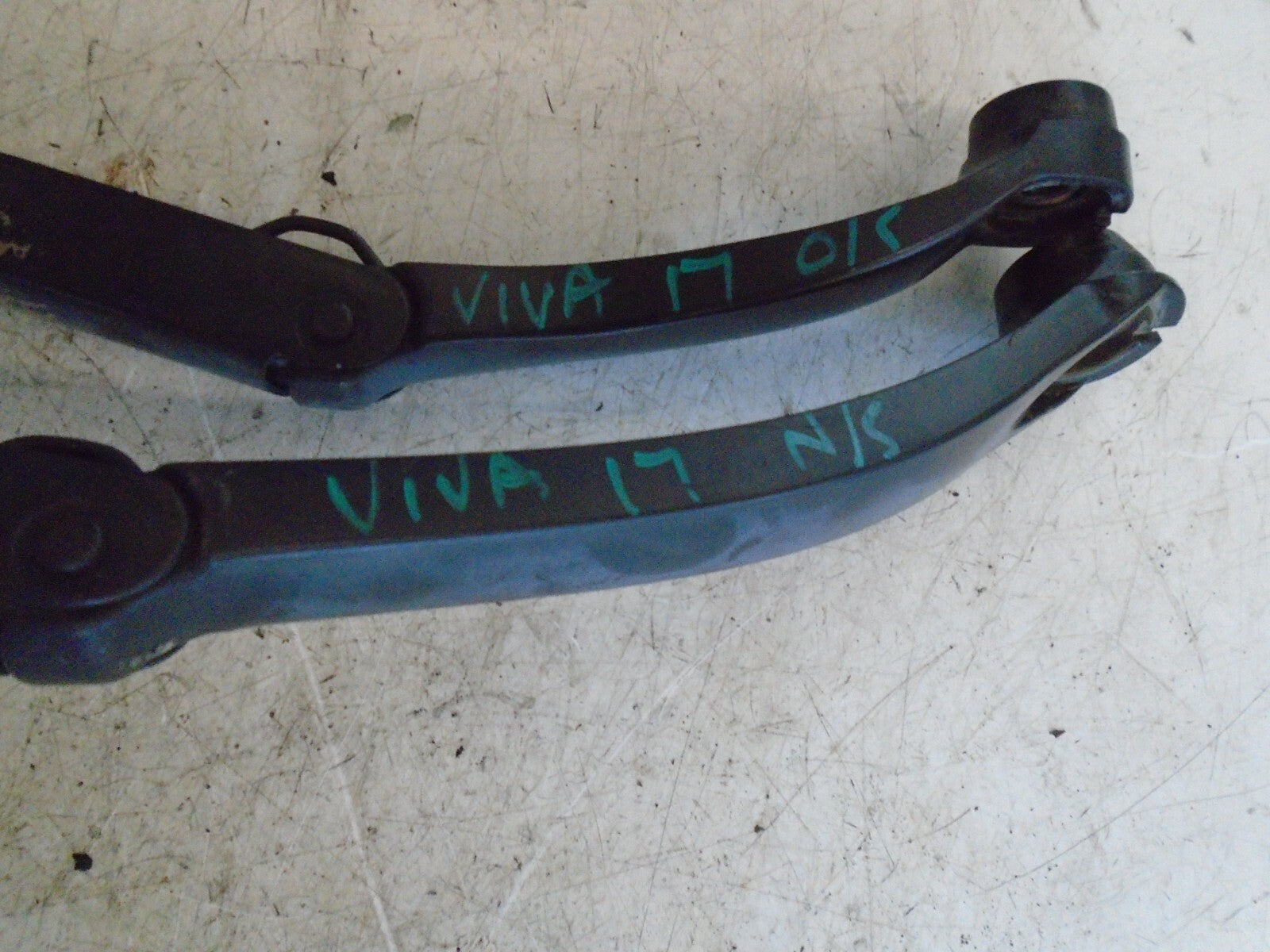 VAUXHALL VIVA 2017 PAIR OF WINDSCREEN WIPER ARMS 95391368 95391370