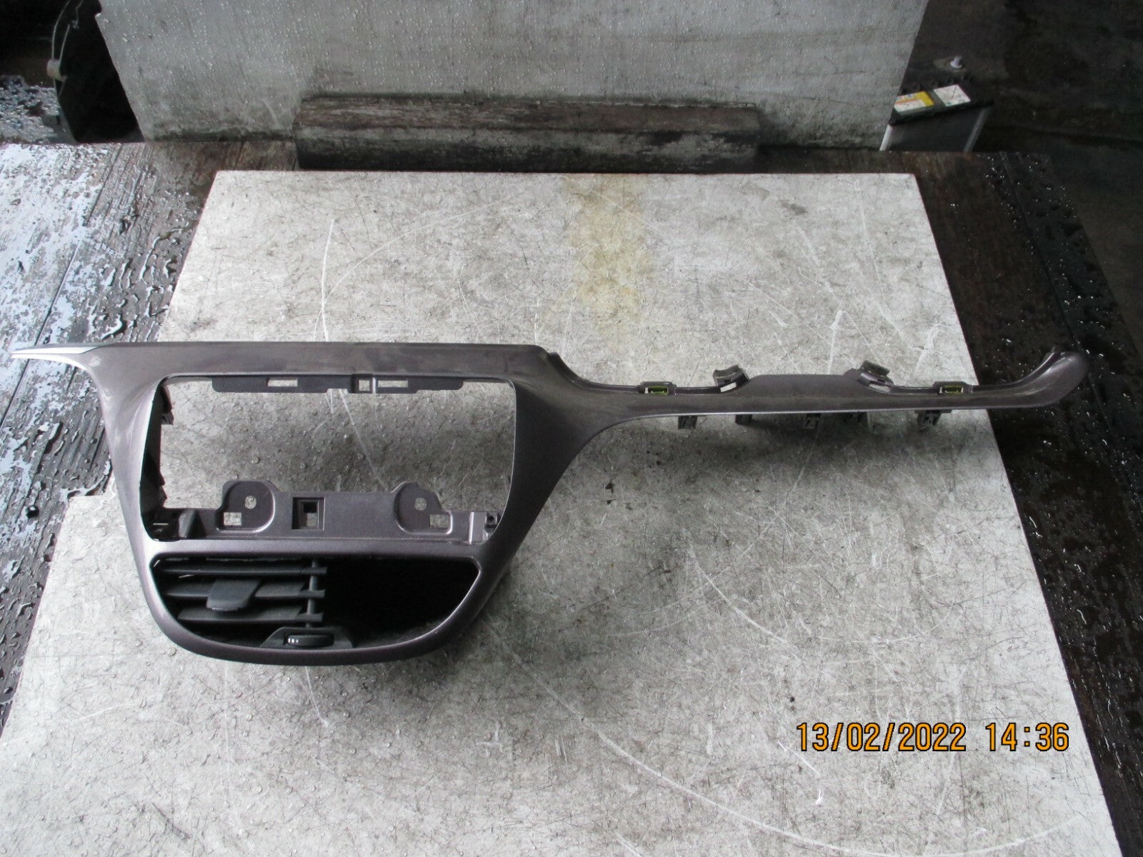 PEUGEOT 2008 2014 MK1 CENTRE DASHBOARD TRIM SURROUND WITH AIR VENTS 9875839677