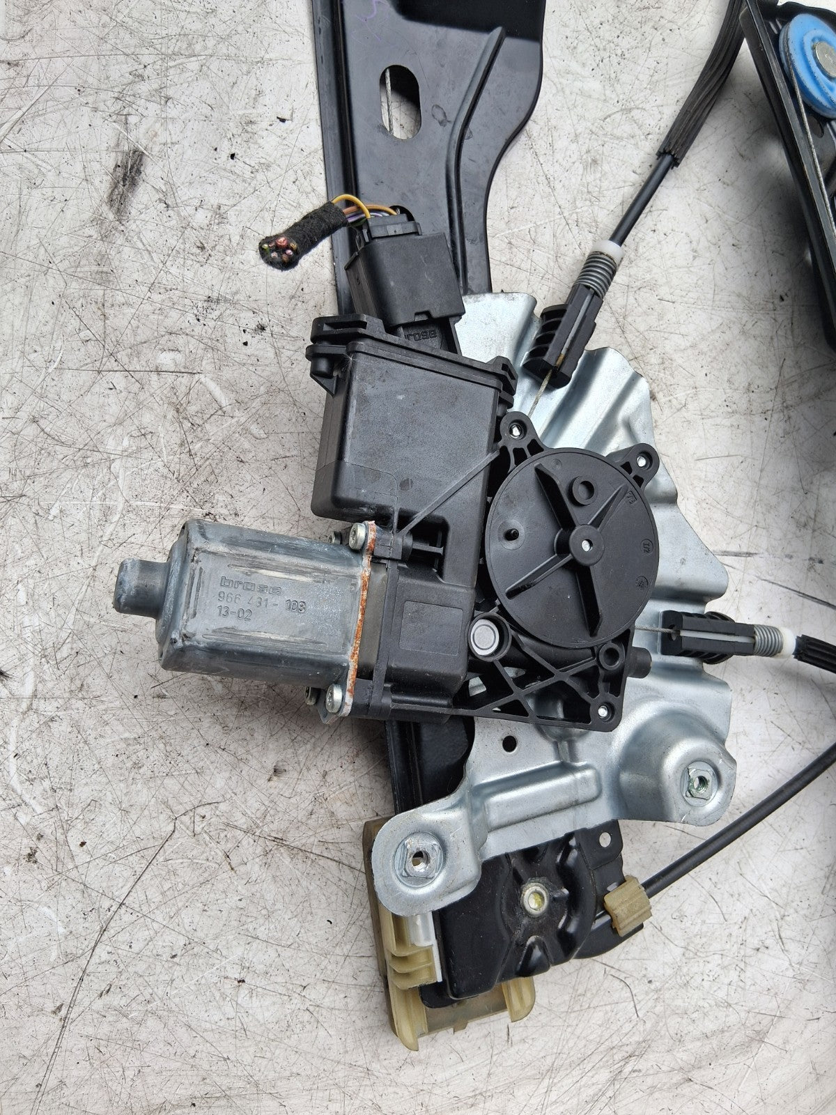 2013 VAUXHALL ASTRA J NSF PASSENGER FRONT LEFT WINDOW MOTOR REGULATOR 966435103