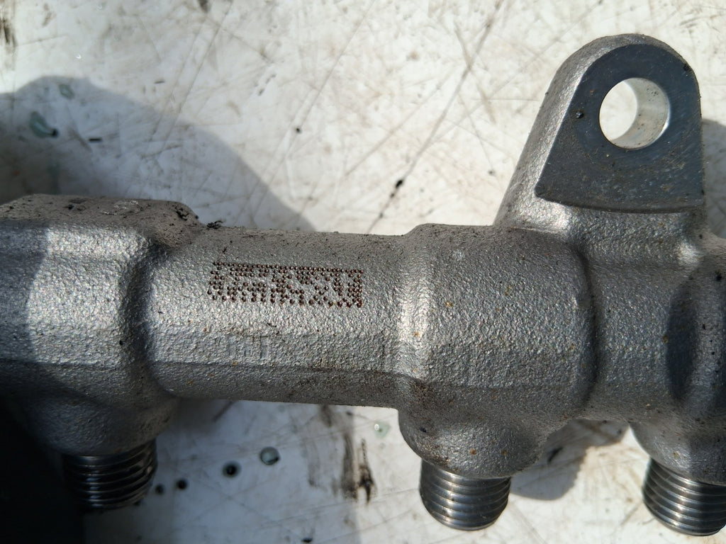 2018 BMW X1 F48 2.0 DIESEL INJECTOR FUEL RAIL