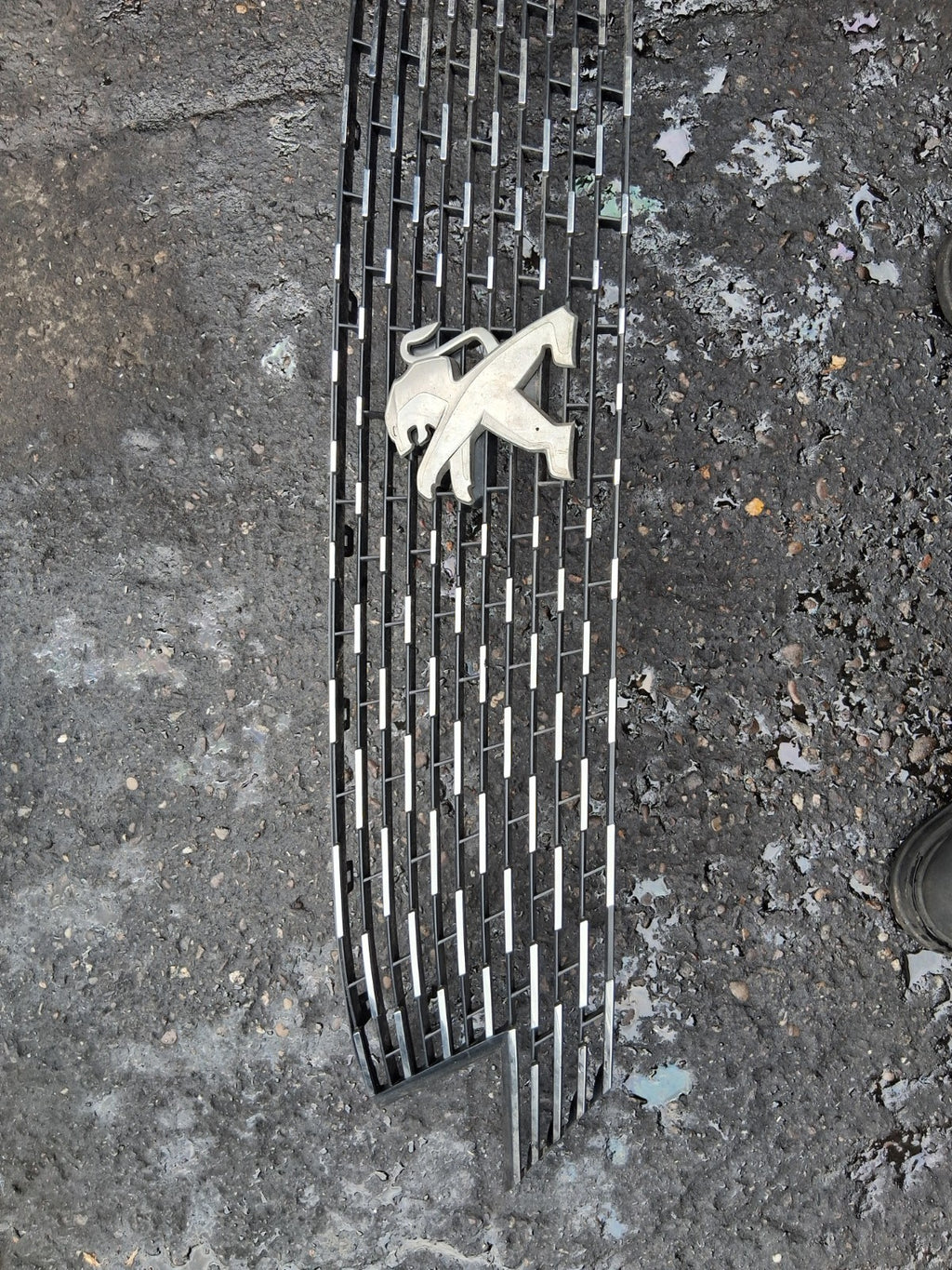 2023 PEUGEOT 5008 MK2 FRONT RADIATOR BADGE UPPER GRILL
