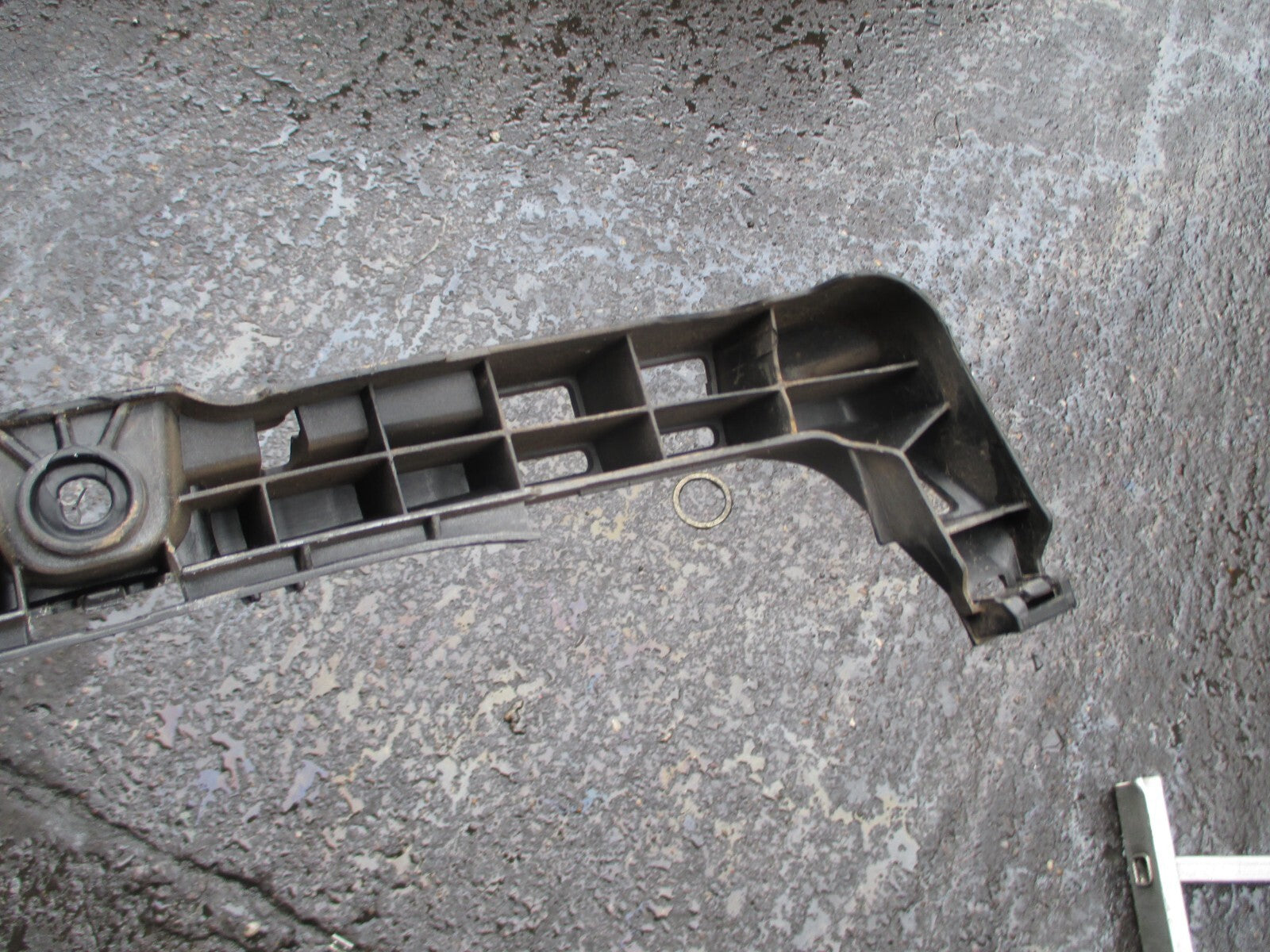 VW VOLKSWAGEN GOLF MK7 2018 REAR BUMPER PALSTIC TRIM MOUNTING BRACKET 5G6807863