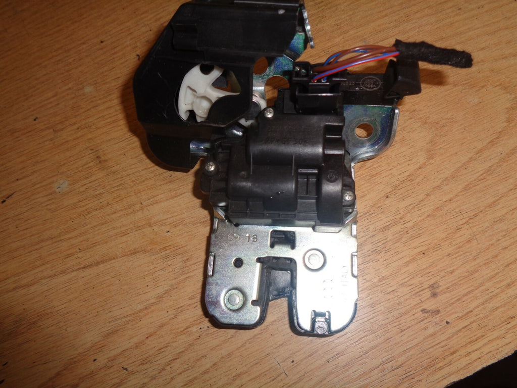 SKODA FABIA 2018 MK3 NJ NSF PASSENGER SIDE FRONT LOCK MECHANISM 8R0827505A