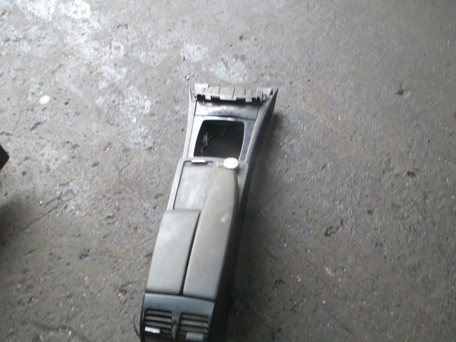 MERCEDES-BENZ C-CLASS 2012 W204 CENTRE CONSOLE WITH ARM REST A2046800150