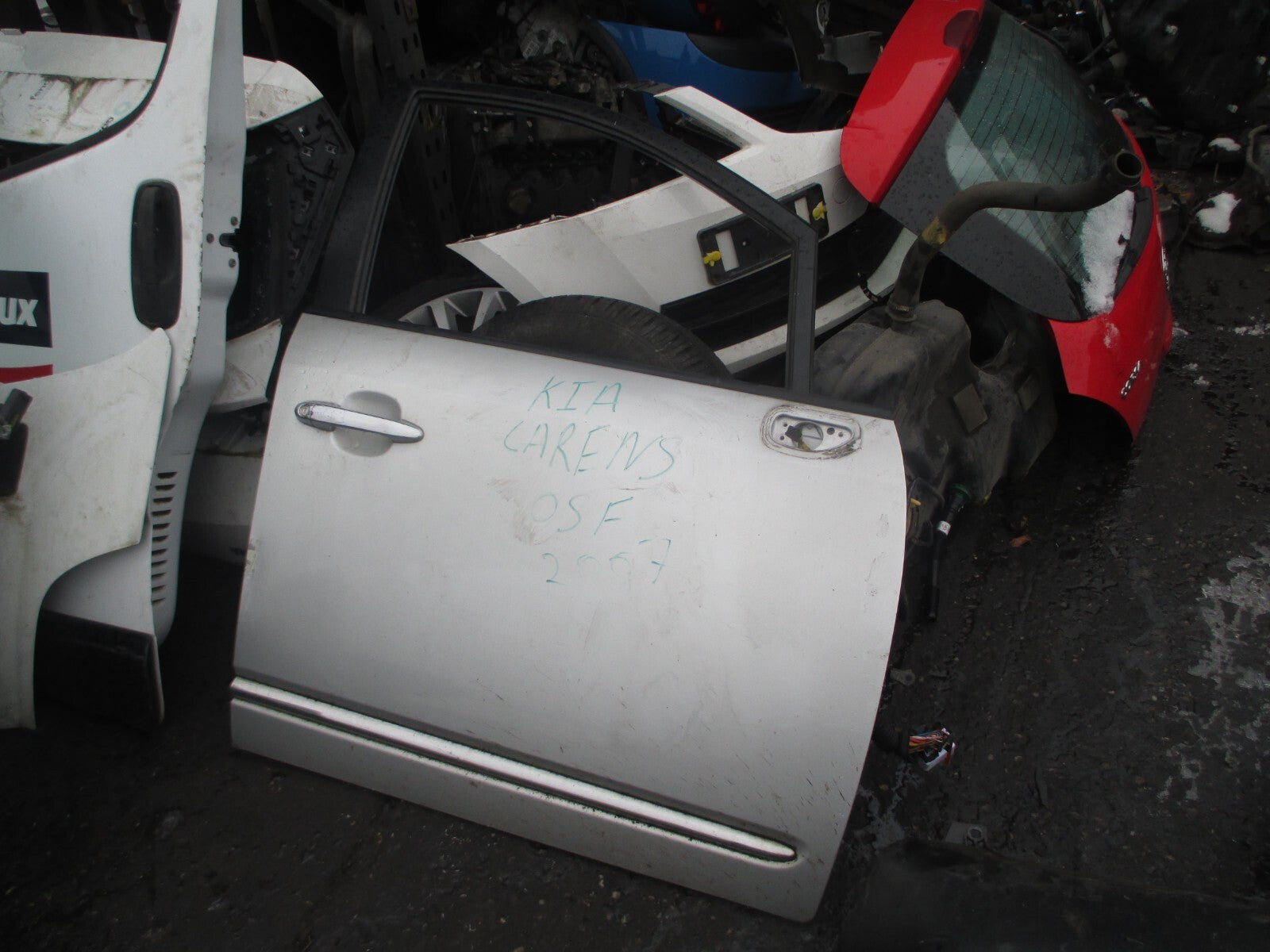 KIA CARENS MK2 2007 OSF DRIVER SIDE FRONT DOOR SILVER