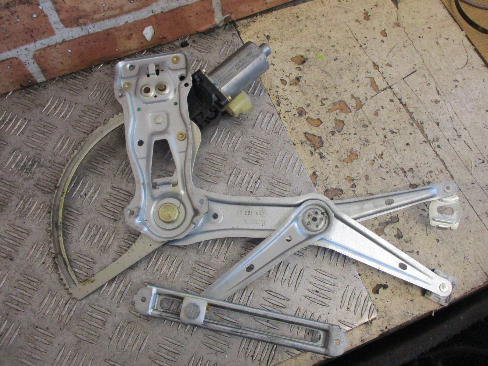 02-05 MERCEDES-BENZ ML W163 NS FRONT LEFT WINDOW MOTOR & MECHANISM 990407100