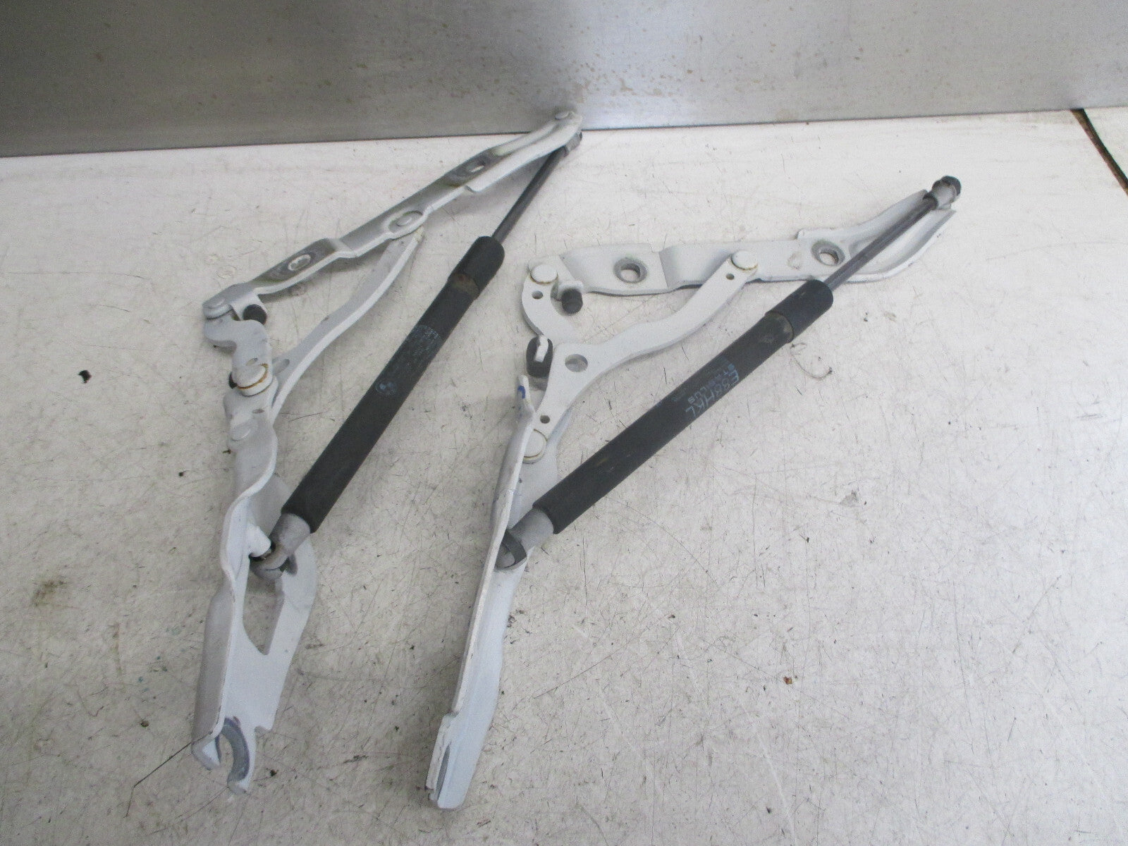 BMW 1 SERIES E87 2013 REAR TAILGATE BOOTLID BOOT HINGES 7166751 7166752