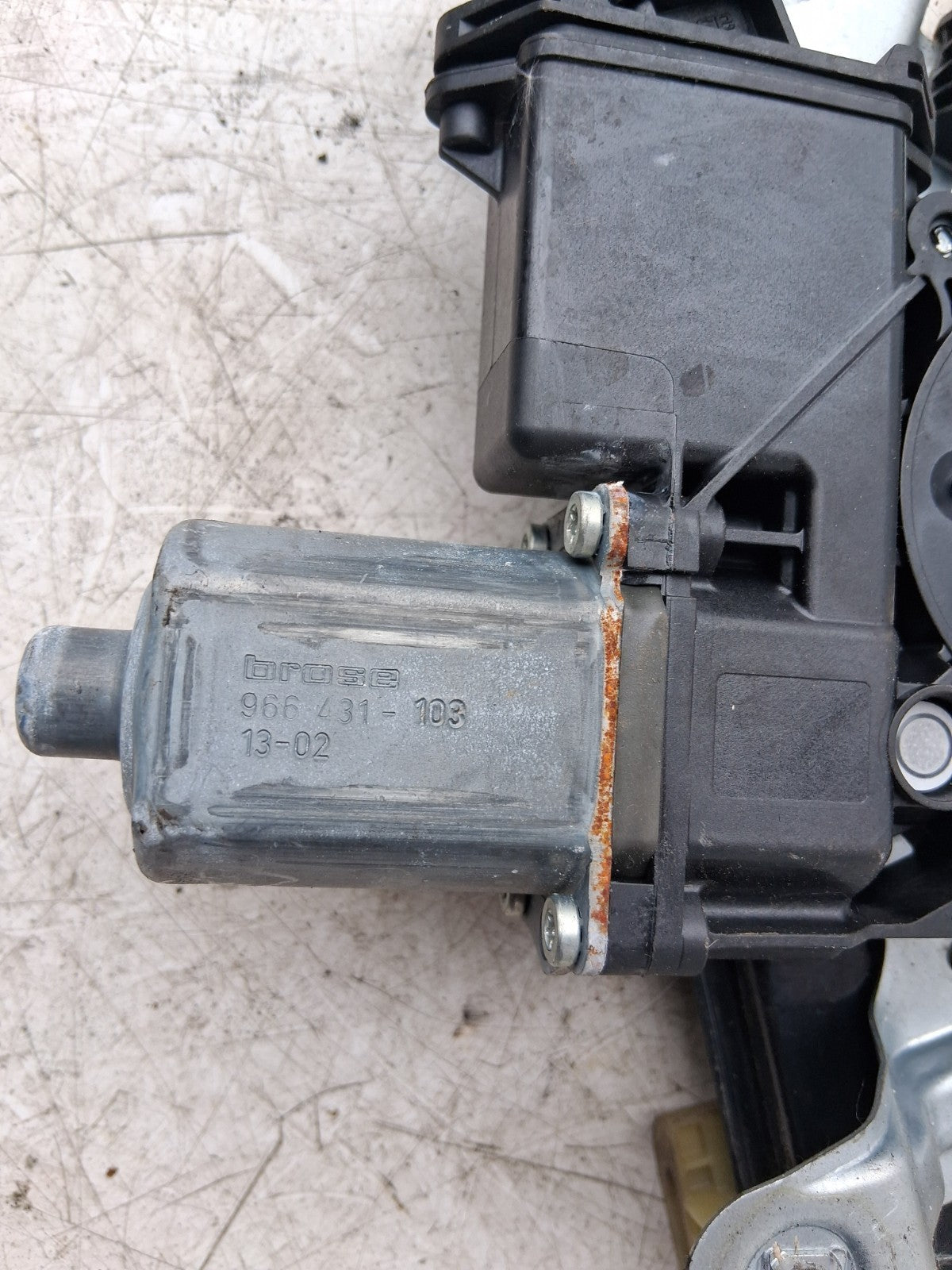 2013 VAUXHALL ASTRA J NSF PASSENGER FRONT LEFT WINDOW MOTOR REGULATOR 966435103