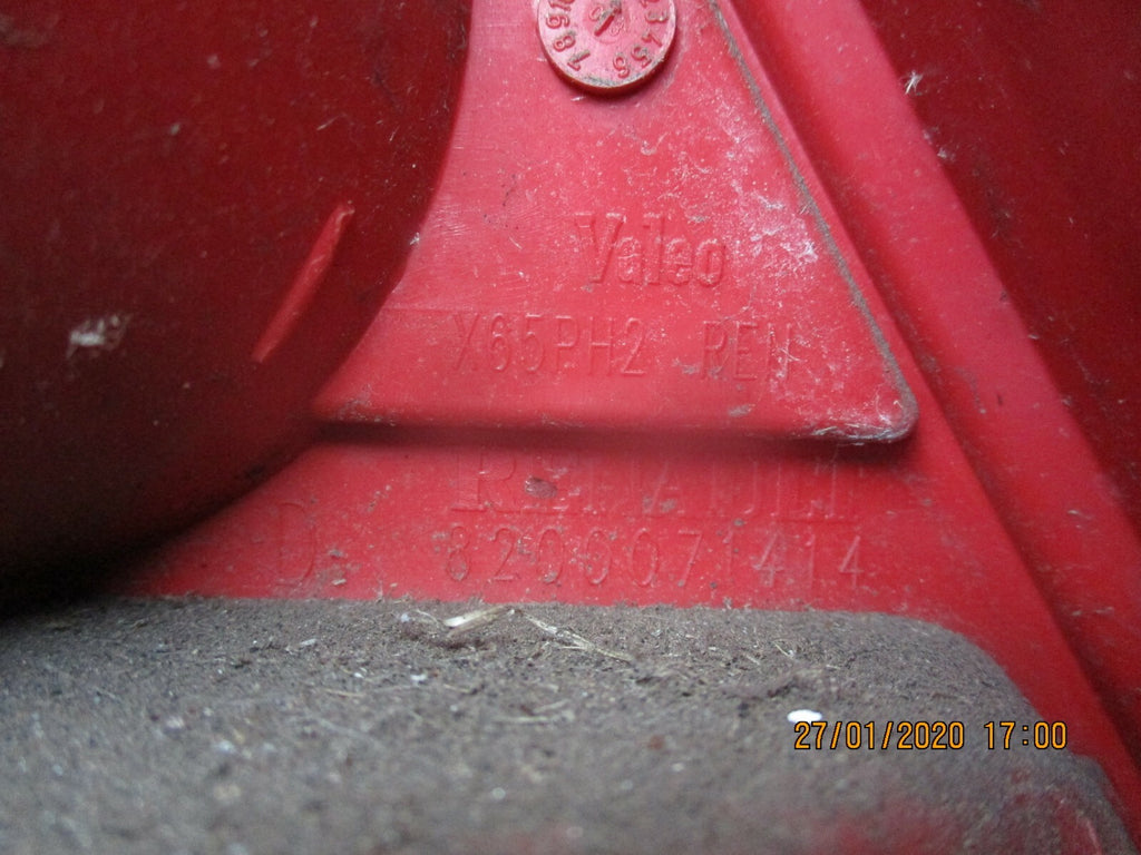 RENAULT CLIO MK2 2004 FACELIFT OSR DRIVER SIDE REAR BRAKE TAIL LIGHT 8200071414