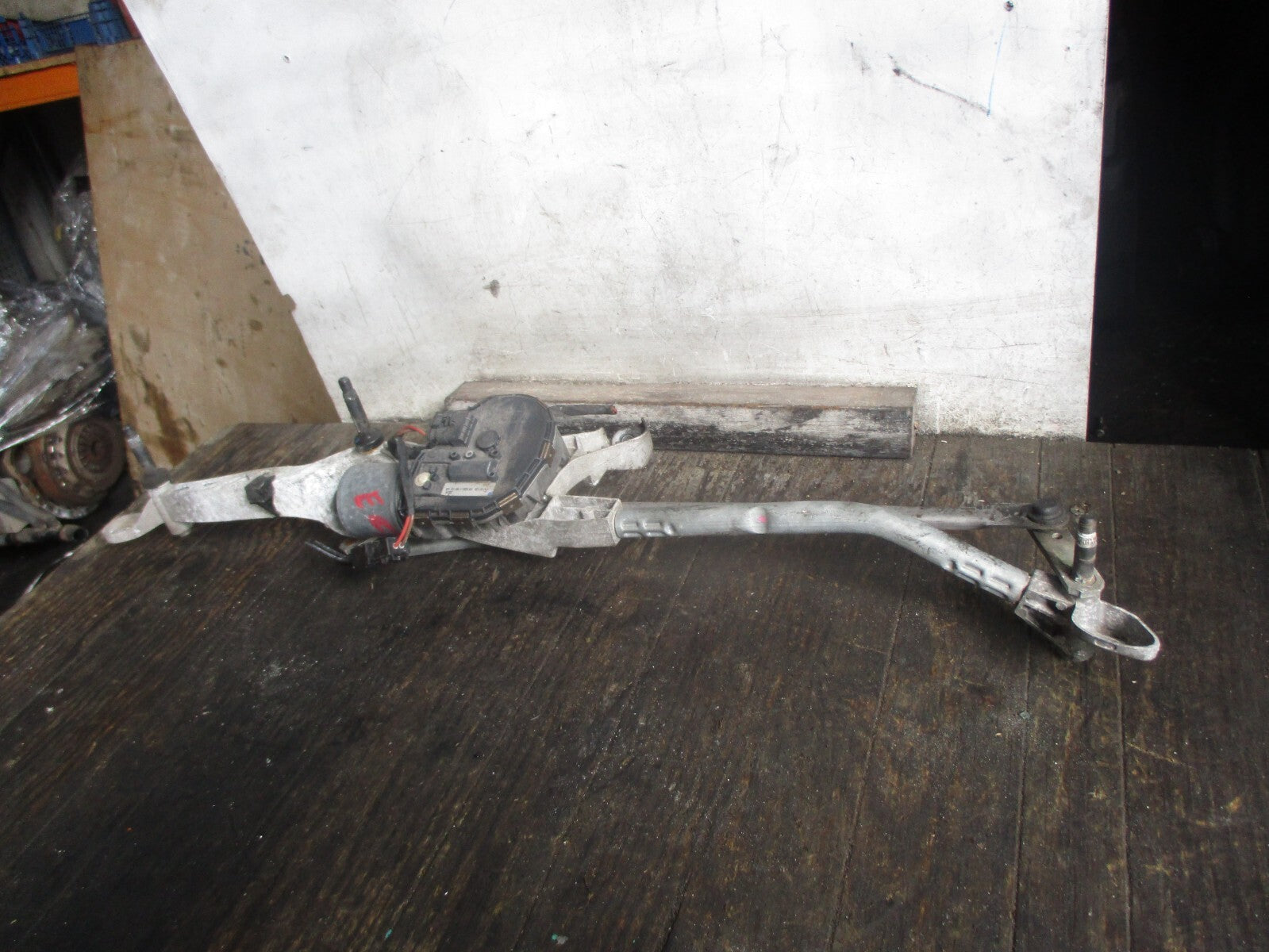 MERCEDES BENZ E CLASS W212 2012 FRONT WINDSCREEN WIPER MOTOR LINKAGE A2128201340