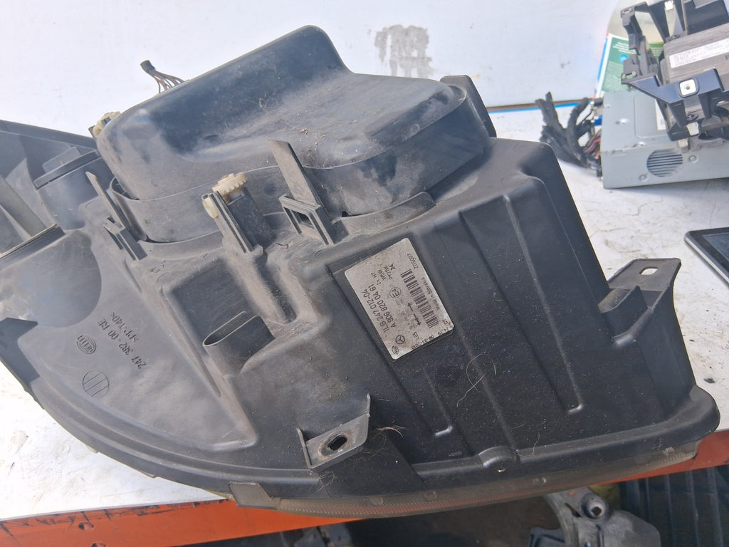 2010 MERCEDES BENZ SPRINTER W907 OSF DRIVER SIDE FRONT HEADLIGHT A9068200461