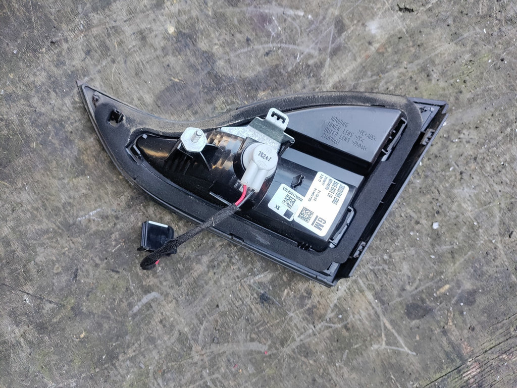 VAUXHALL ZAFIRA C MK3 NSR PASSENGER SIDE INNER TAIL LIGHT 39028598
