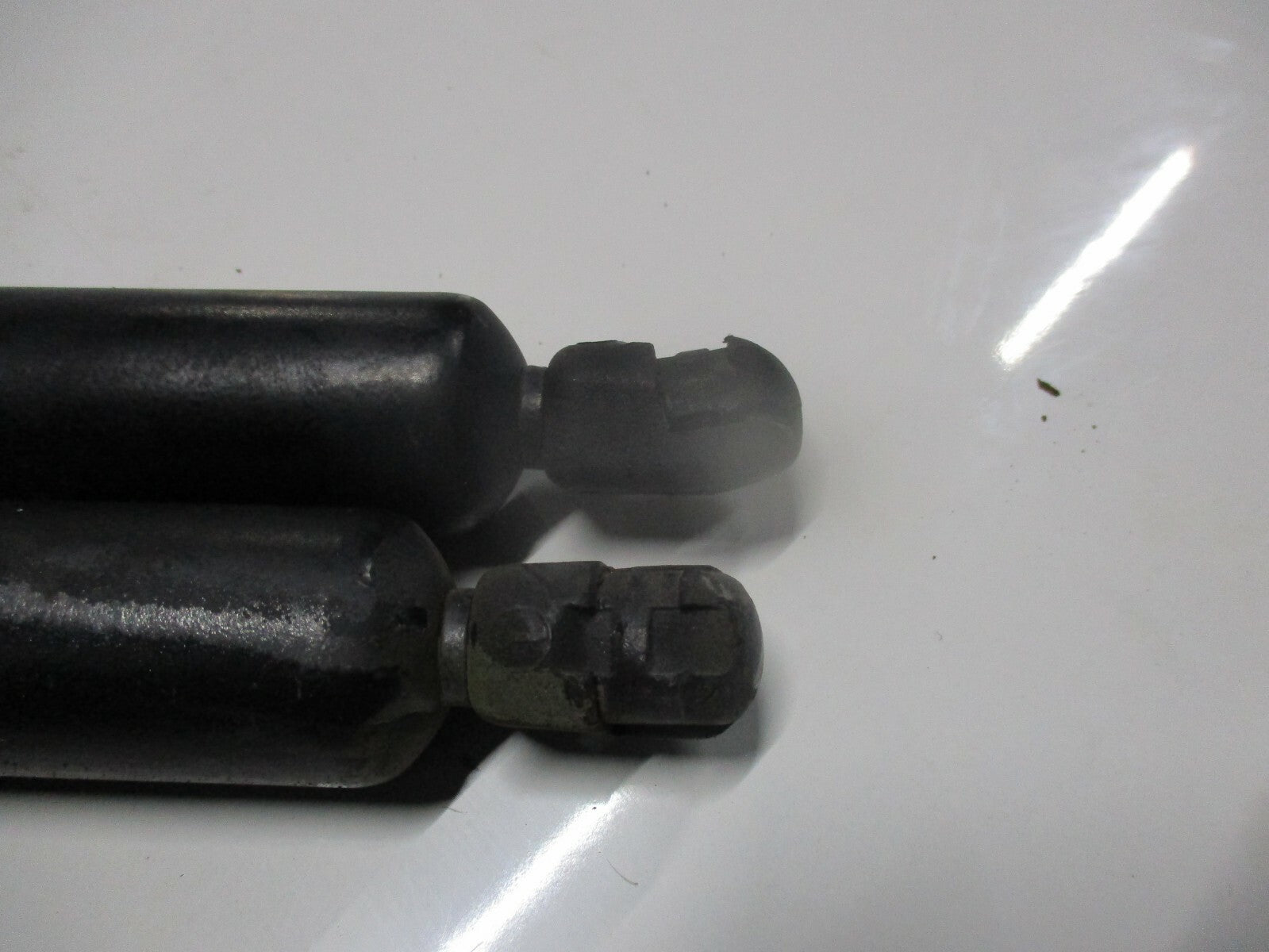 FORD GALAXY 2000 PAIR 2 X REAR BOOT TAILGATE GAS STRUT LIFTERS ROD 7M0827550G