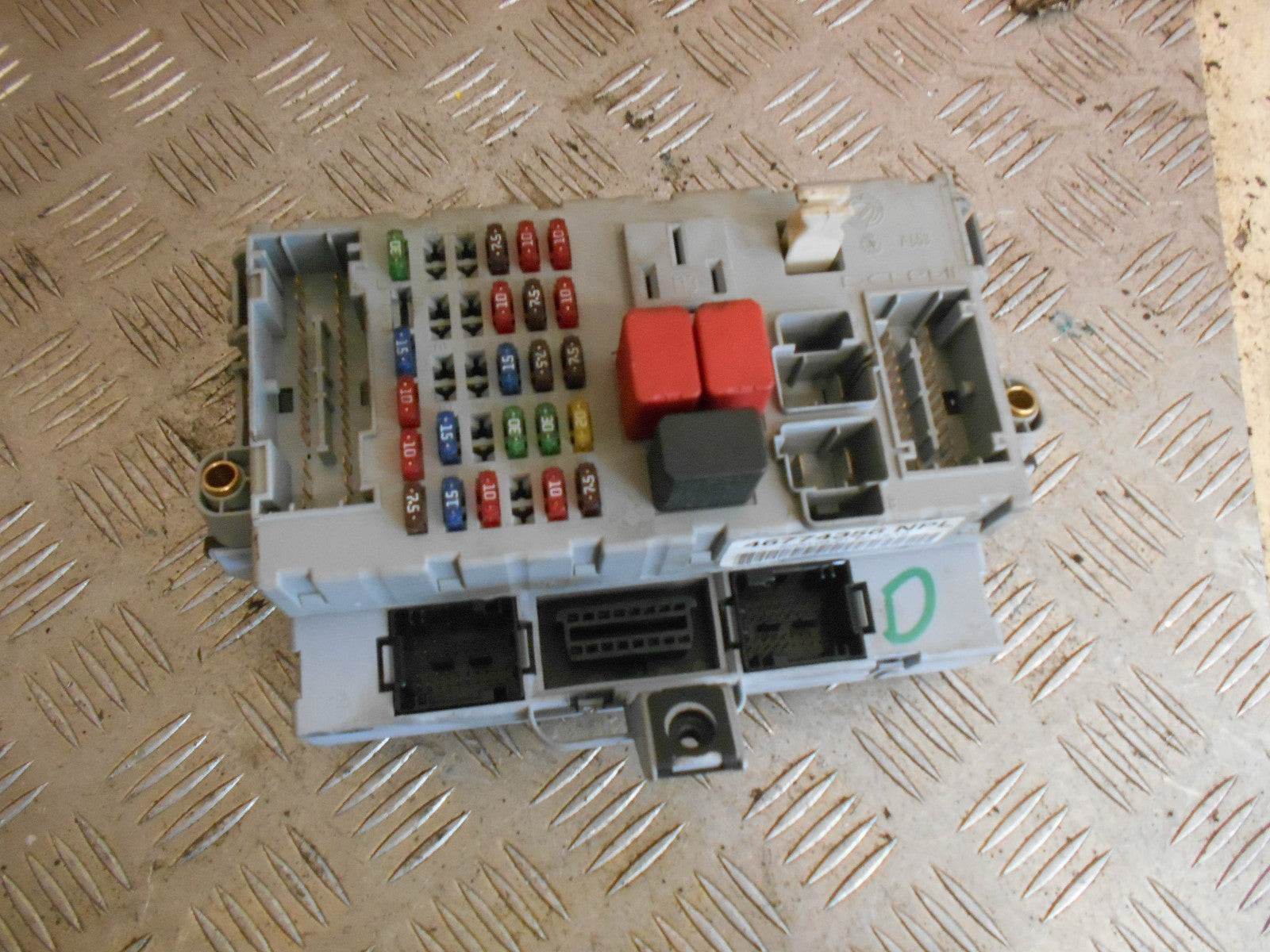 FIAT PUNTO MK2 2001 1.2 8V FUSE RELAY BOX 46774356