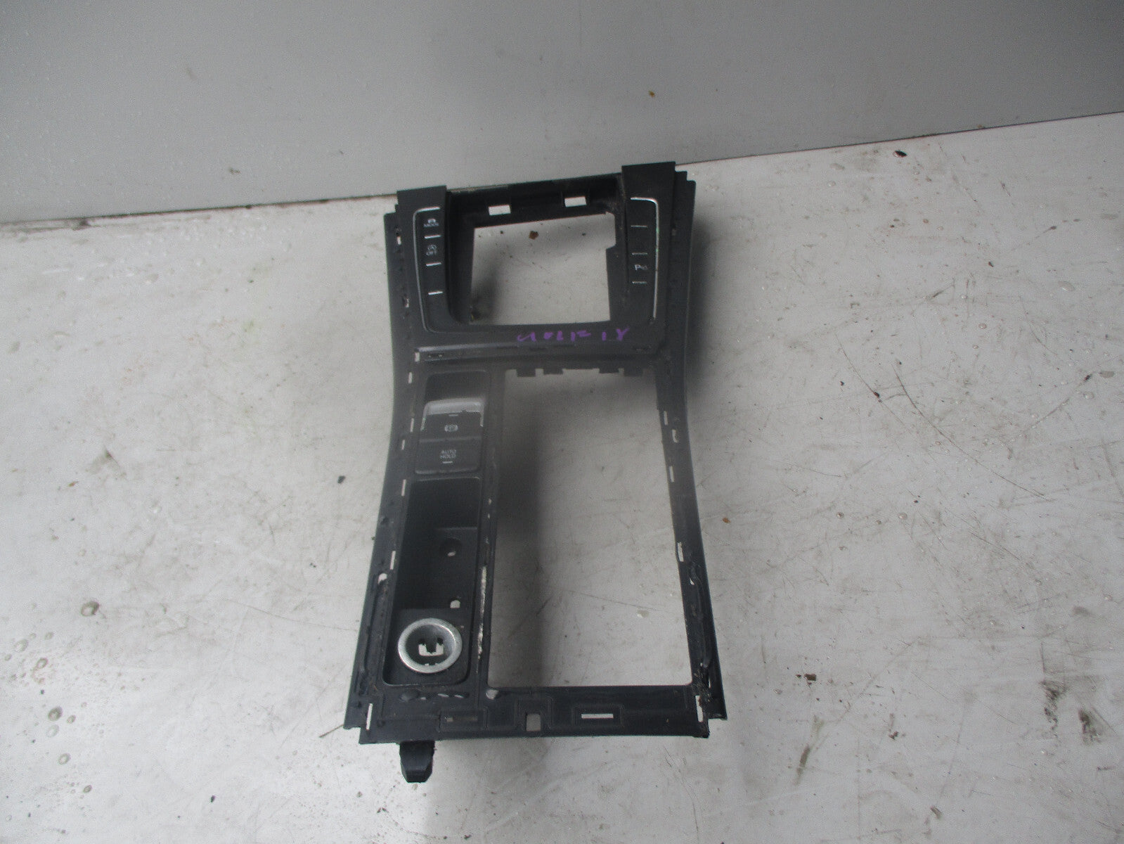 VW GOLF MK7 2018 CENTRE CONSOLE HANDBRAKE PARKING SWITCH & SURRONDING TRIM