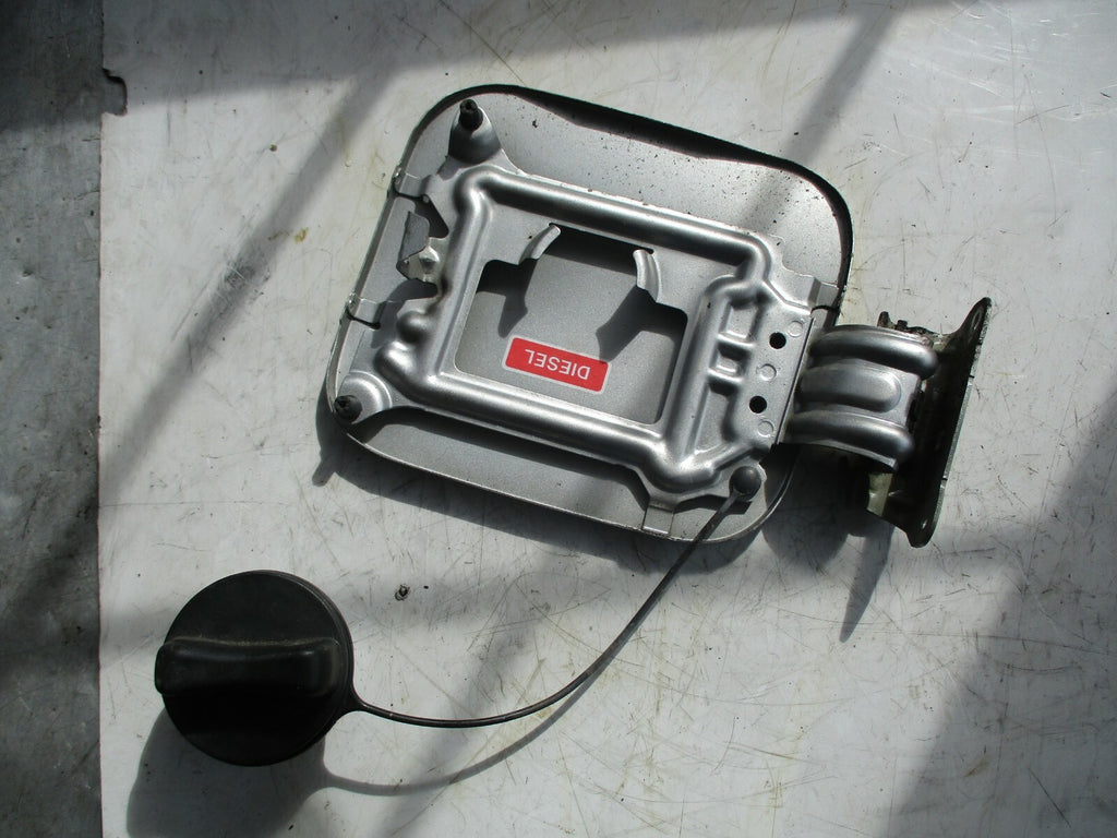NISSAN QASHQAI J10 MK1 1.5 DCI DIESEL FUEL TANK CAP FLAP SILVER
