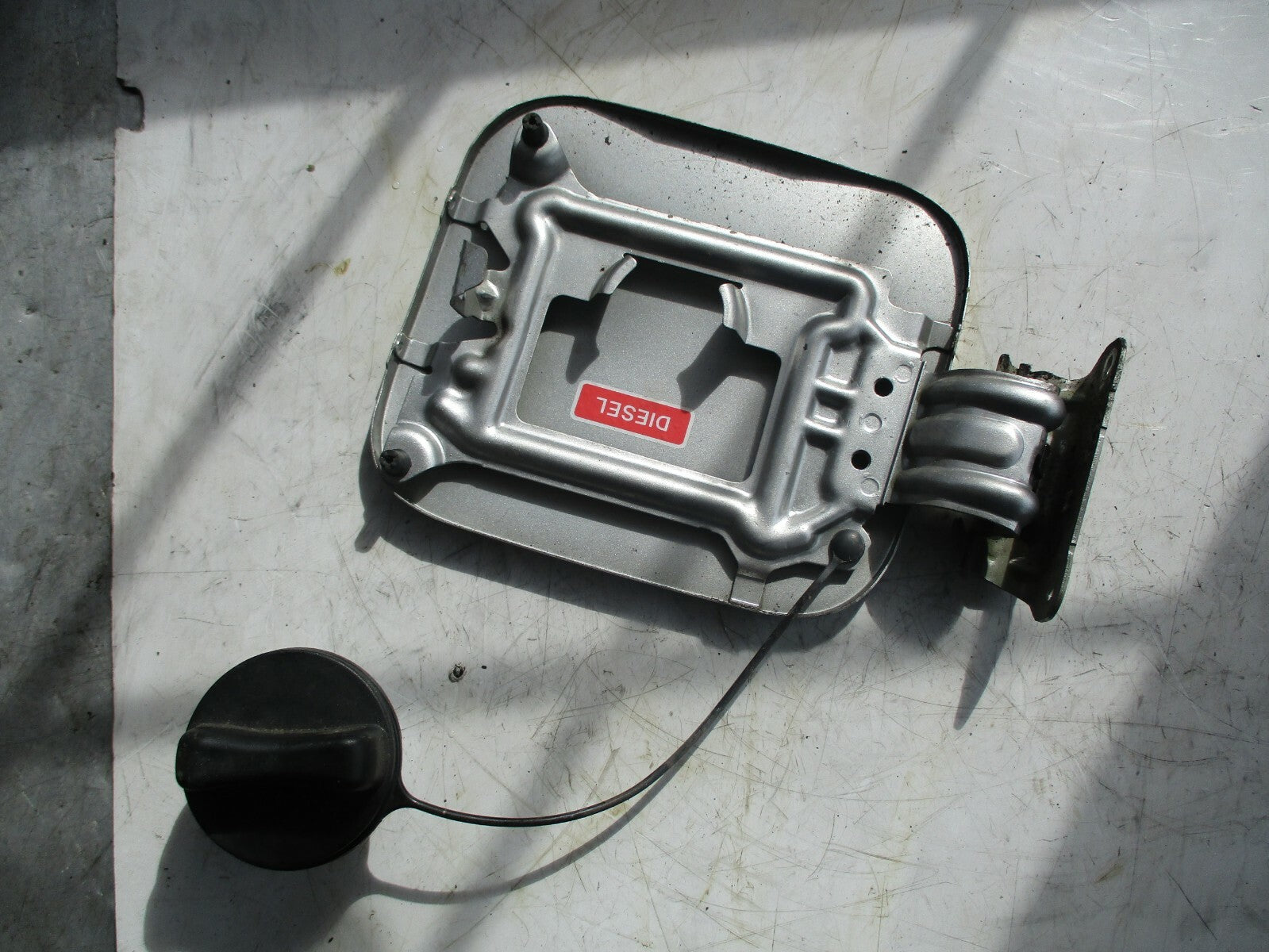 NISSAN QASHQAI J10 MK1 1.5 DCI DIESEL FUEL TANK CAP FLAP SILVER