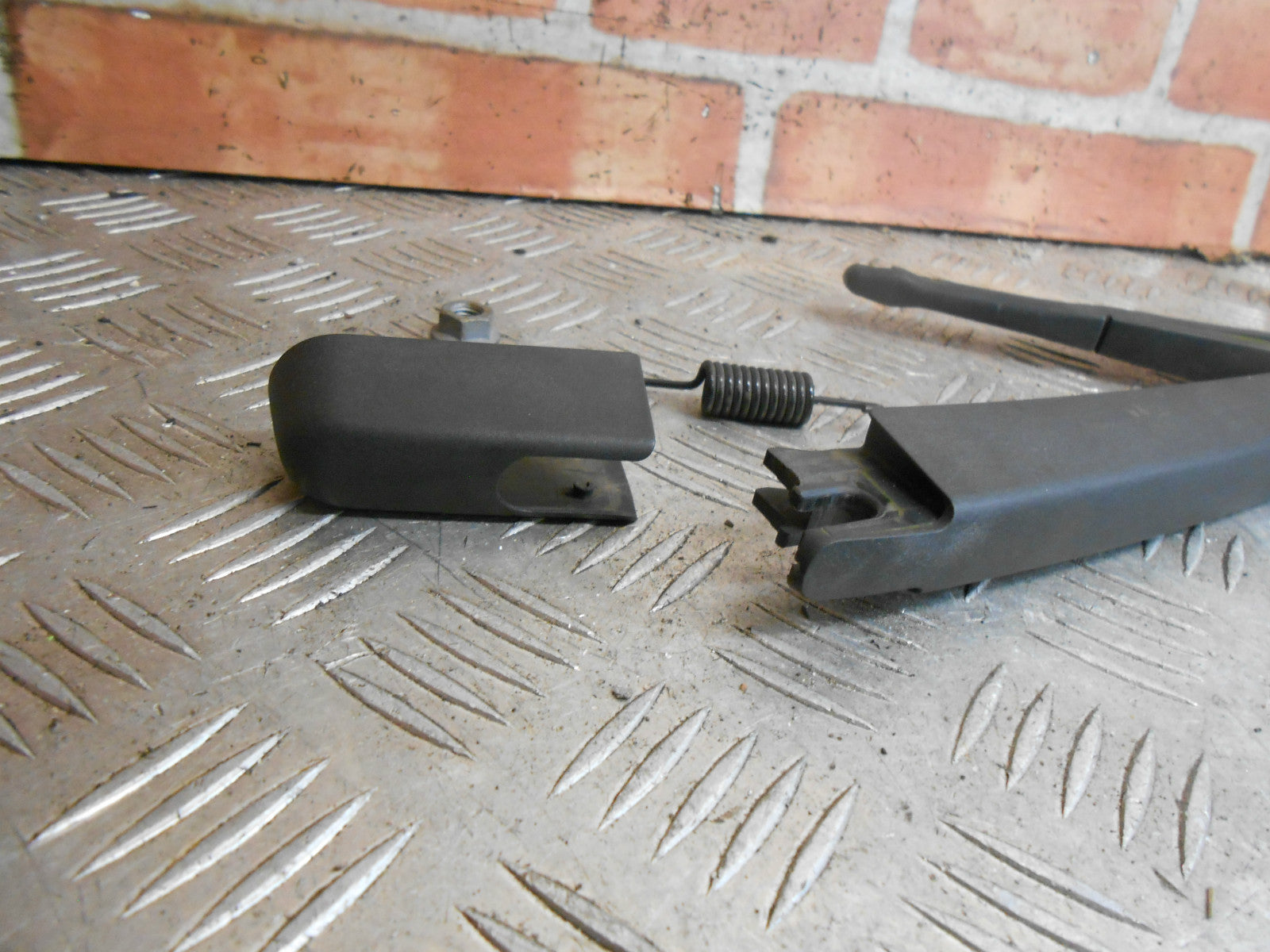 PEUGEOT 308 2009 MK1 REAR WINDOW WIPER ARM BLADE SPRING CAP COVER