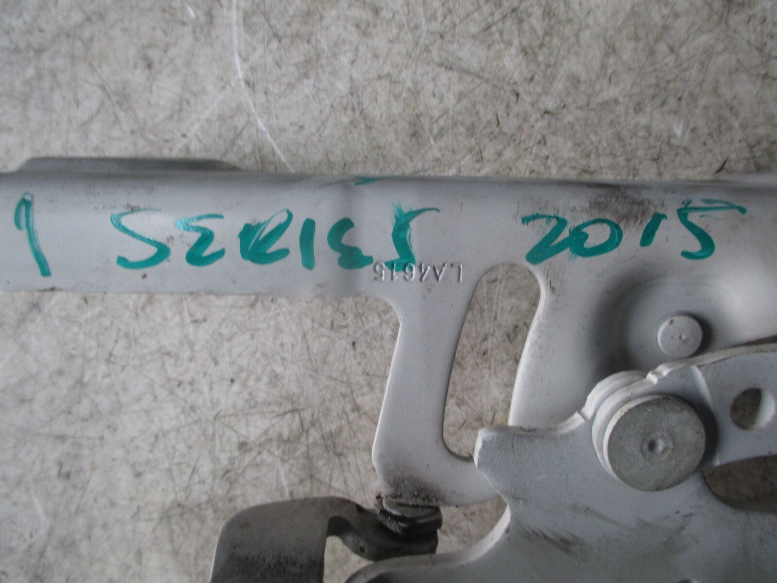 BMW 1 SERIES E88 2015 OSF DRIVER SIDE FRONT RIGHT BONNET HINGE WHITE 13989610
