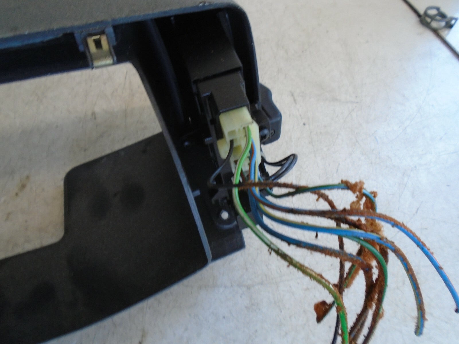 VAUXHALL FRONTERA MK1 1995 SPEEDOMETER INSTRUMENT CLUSTER TRIM SWITCH