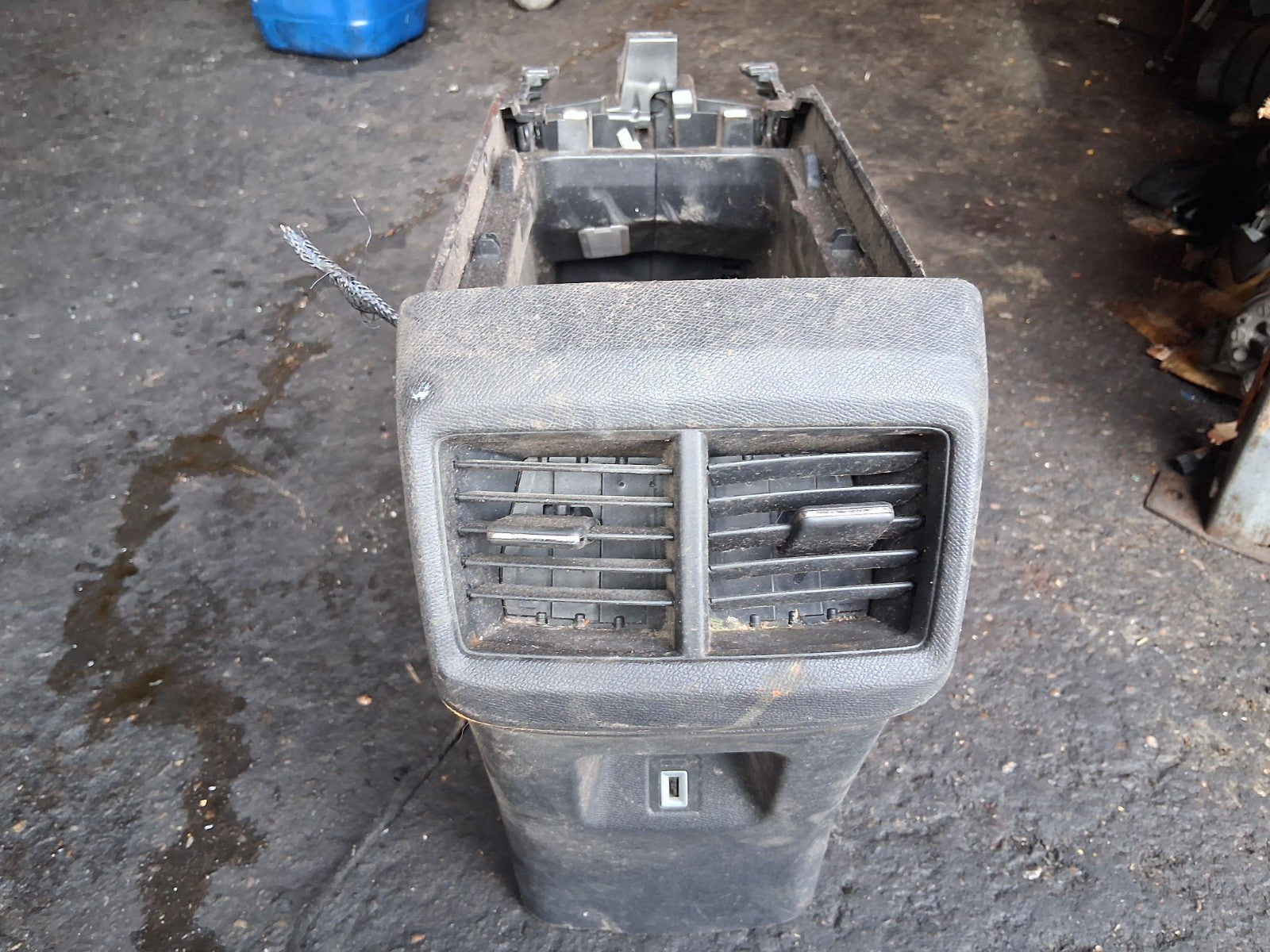 2023 VOLKSWAGEN T CROSS CENTRE REAR AIR VENTS USB SOCKET PORT TRIM 9822259280