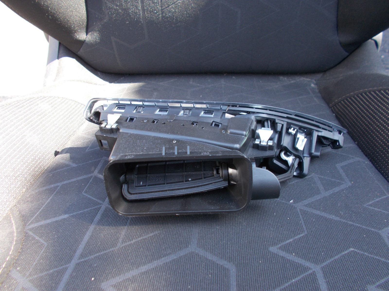 PEUGEOT 2008 OS DRIVER SIDE AIR VENT 1089170X