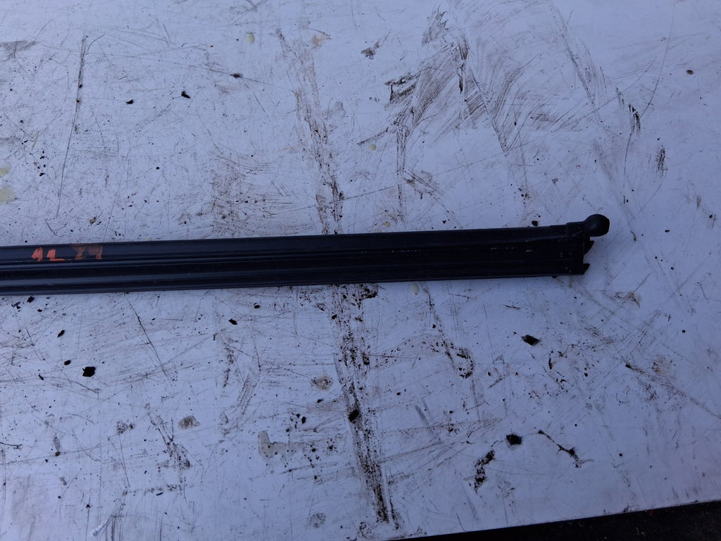 2024 AUDI A1 S LINE MK2 NSF PASSENGER SIDE FRONT GLASS TRIM APERTURE SEAL