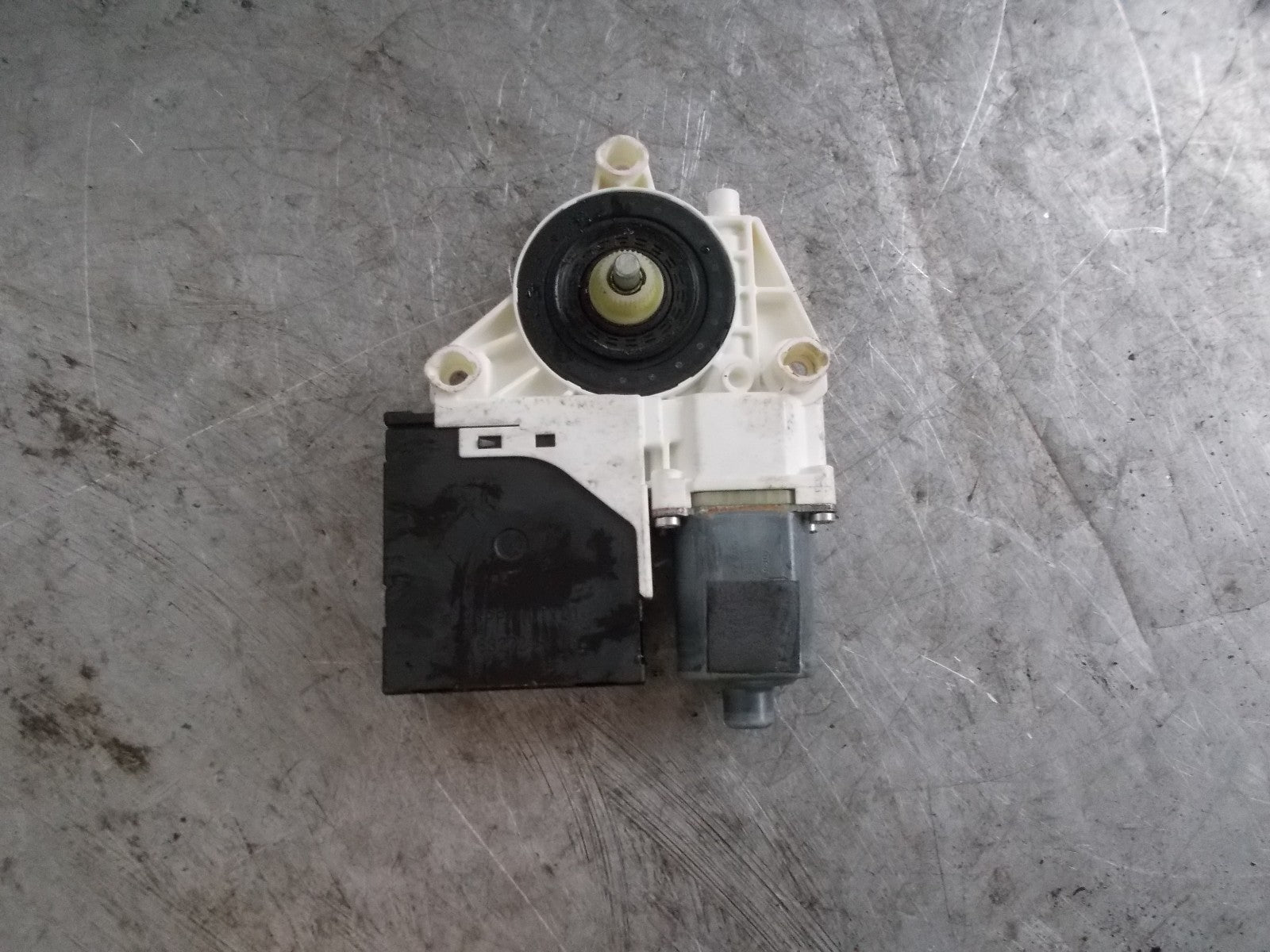 AUDI A3 NS/ PASSENGER SIDE FRONT WINDOW MOTOR REGULATOR 8P0959802H