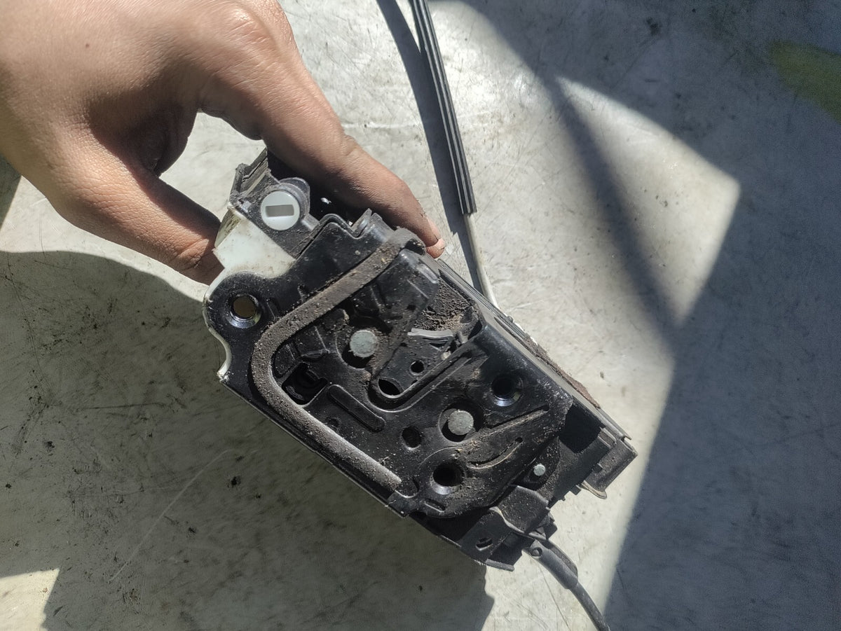 SEAT IBIZA MK4 2014 3 DOOR NS PASSENEGR SIDE DOOR LOCK MECHANISM 5N2837015E
